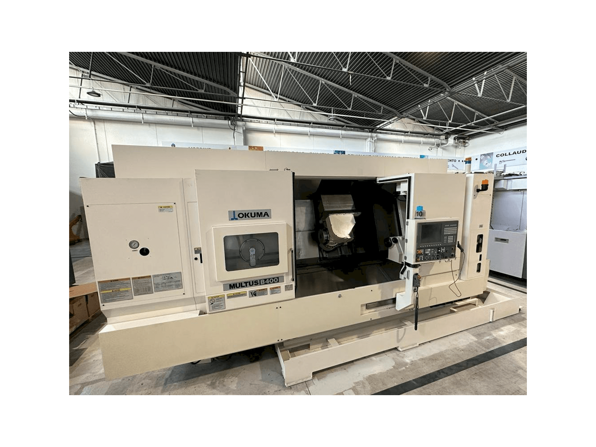 Prikaz stroja Okuma MULTUS B400C sprijeda