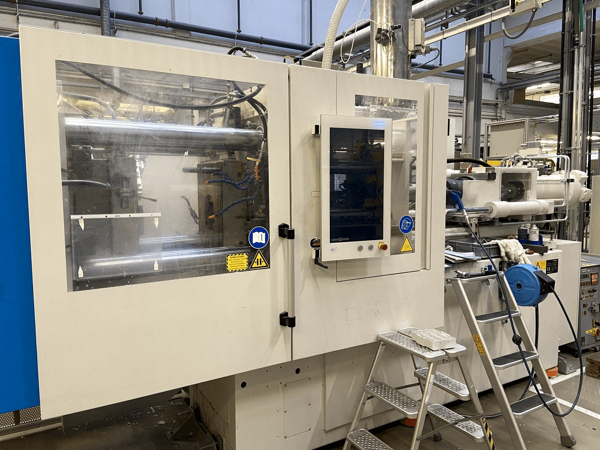 Prikaz stroja Krauss Maffei 130-1000 CX DUR sprijeda