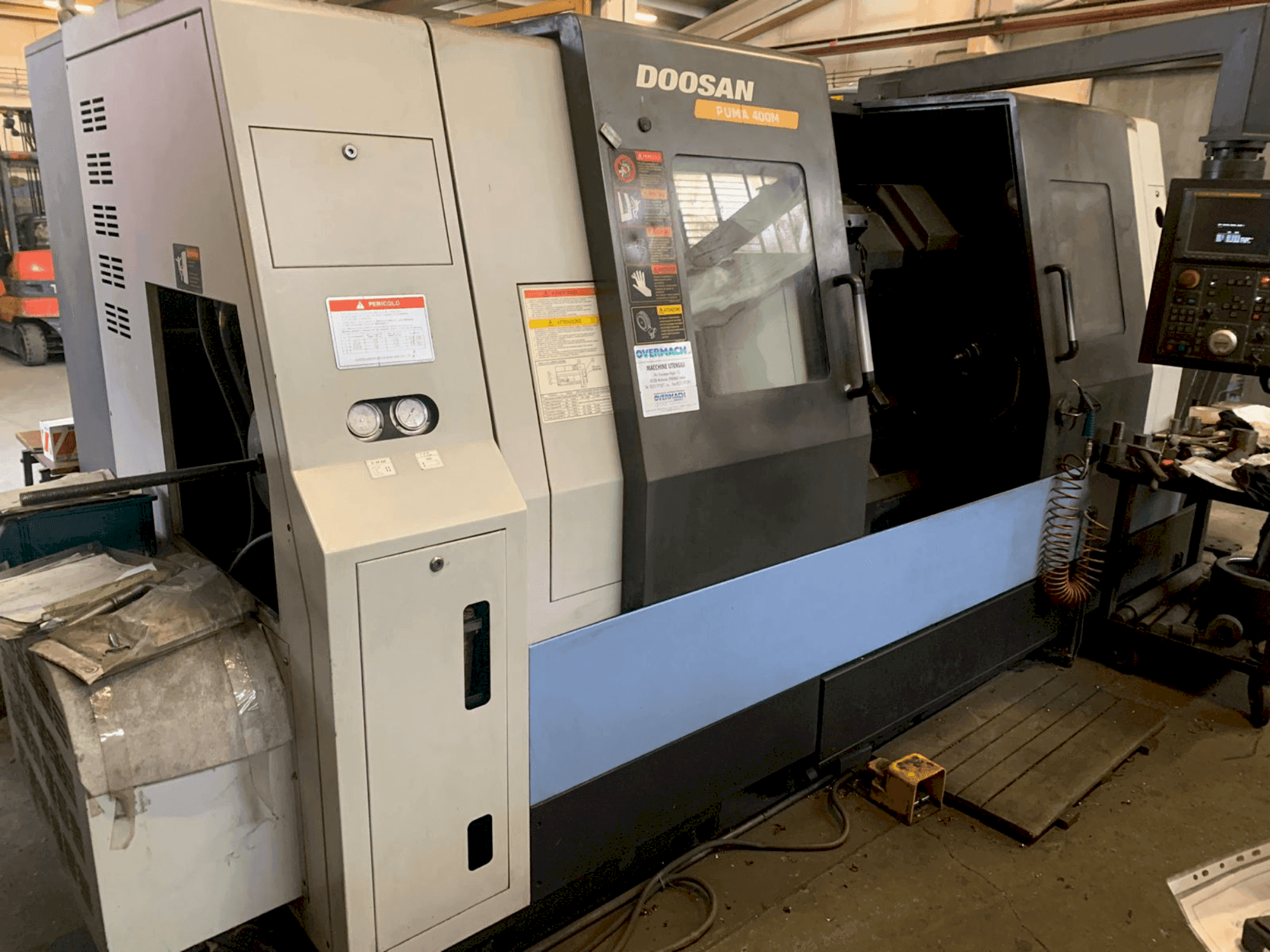 Prikaz stroja DOOSAN PUMA 400M sprijeda