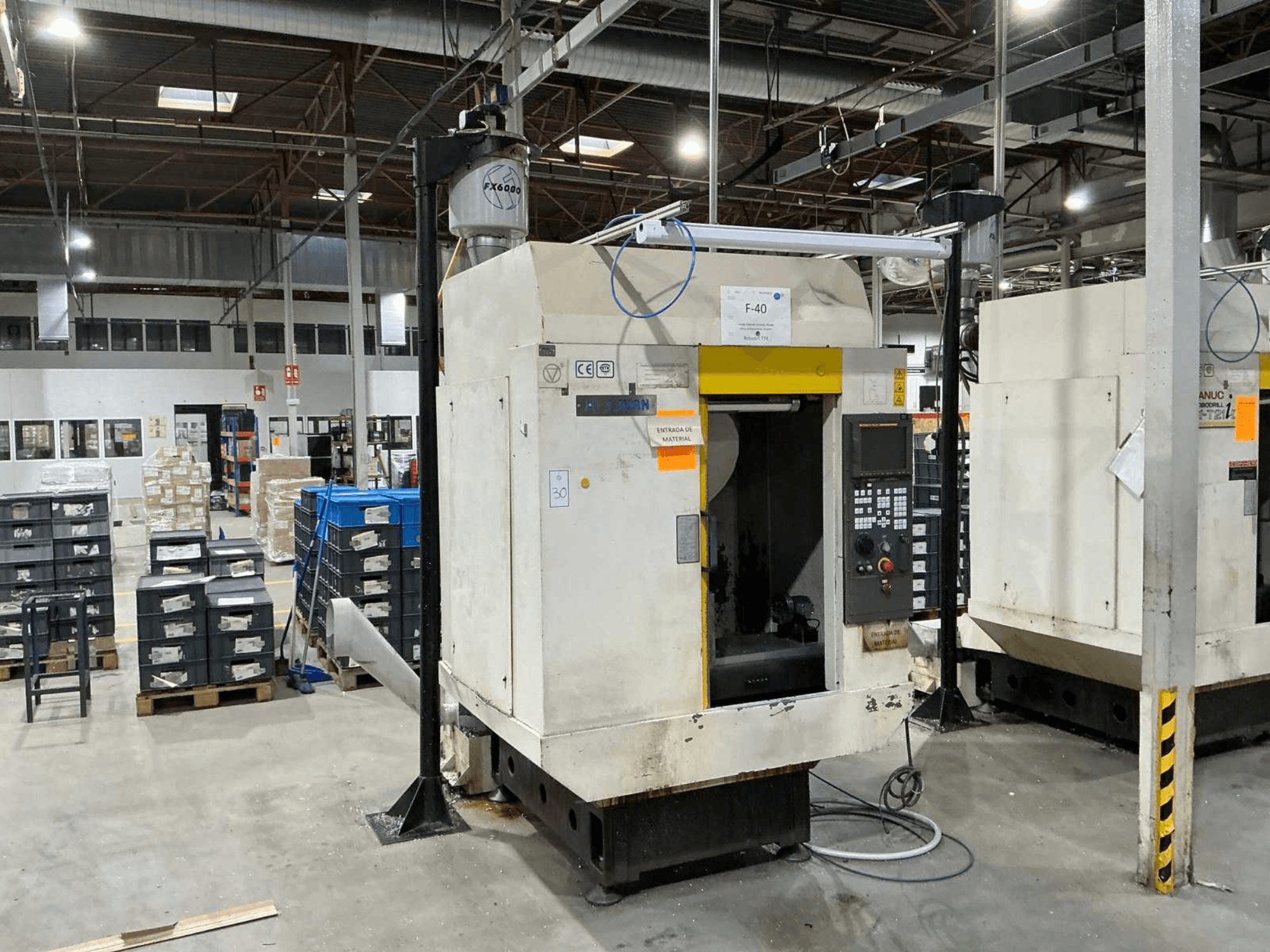 FANUC ROBODRILL α-T21iD, prednji pogled na vertikalni obradni centar u industrijskom okruženju, s vidljivim detaljima upravljačke ploče.