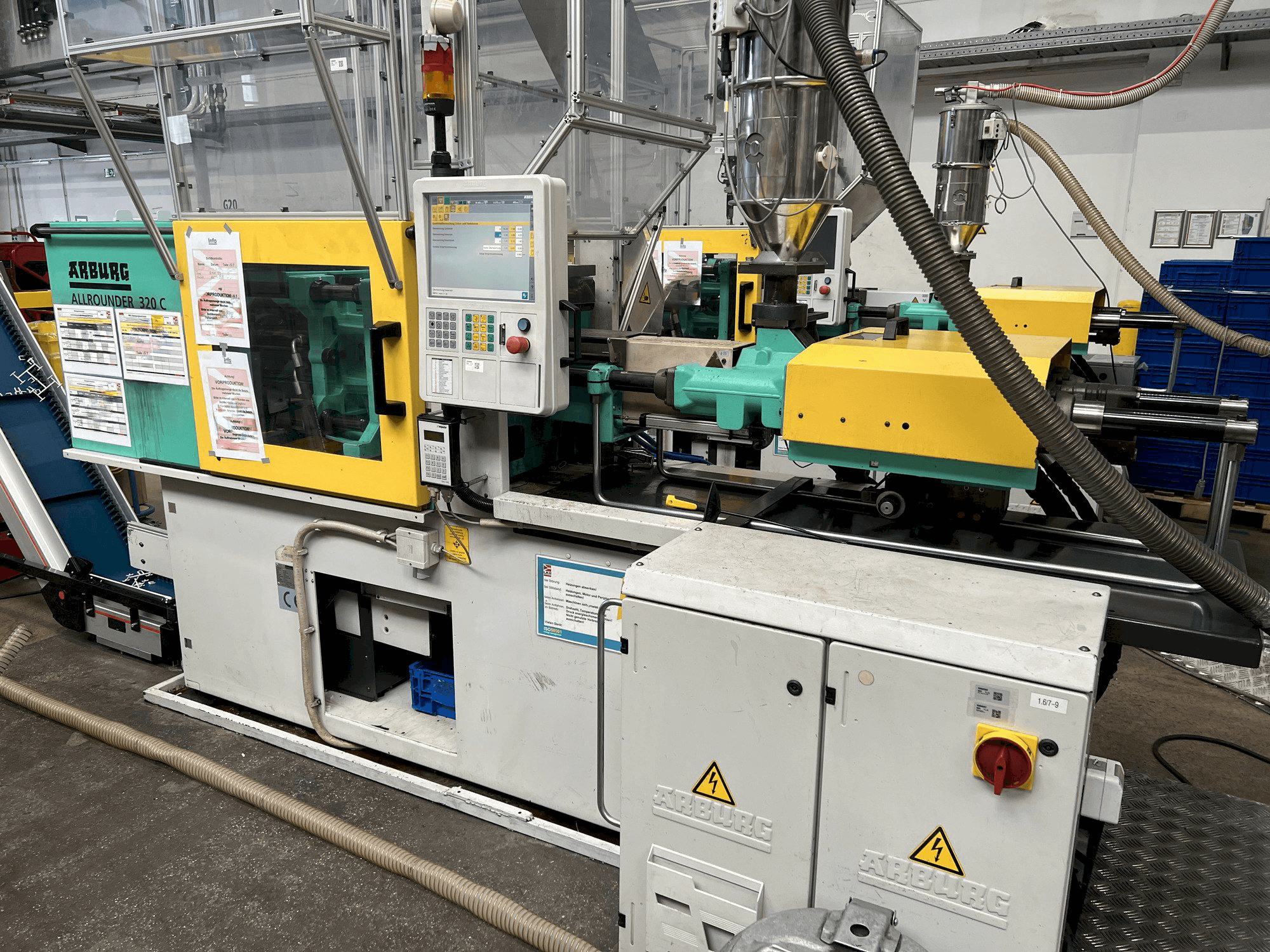 Prikaz stroja Arburg Allrounder 320C 500 - 170 sprijeda