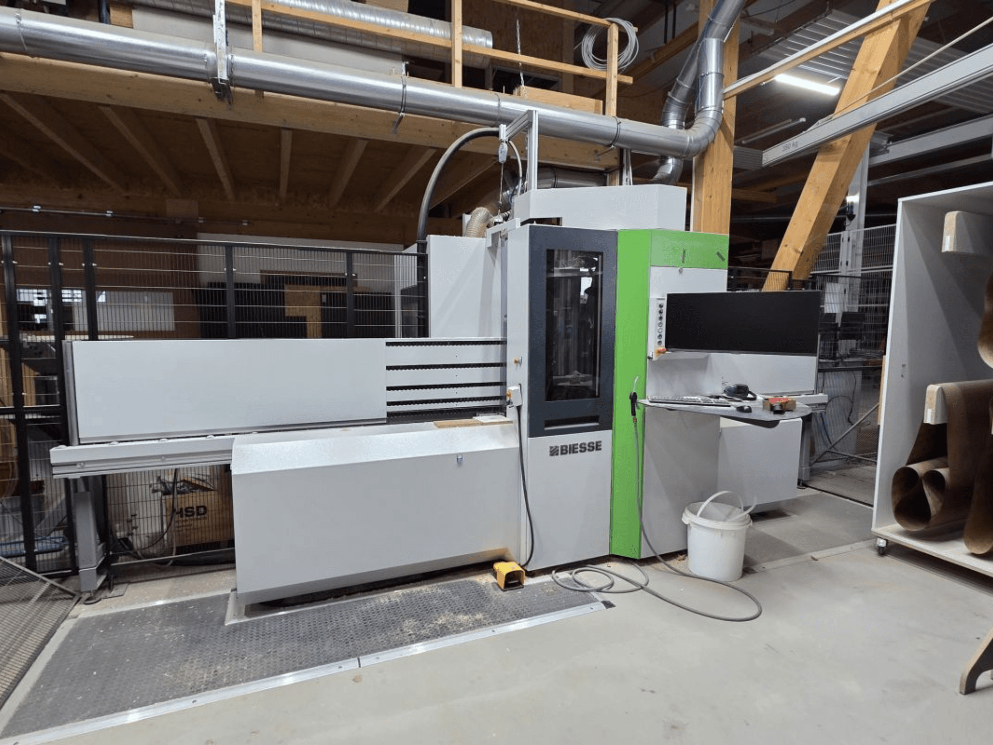 BIESSE Brema EKO 2.2 CNC obradni centar, prednji pogled, prikaz upravljačke ploče i glavnog kućišta sa zelenim detaljima.