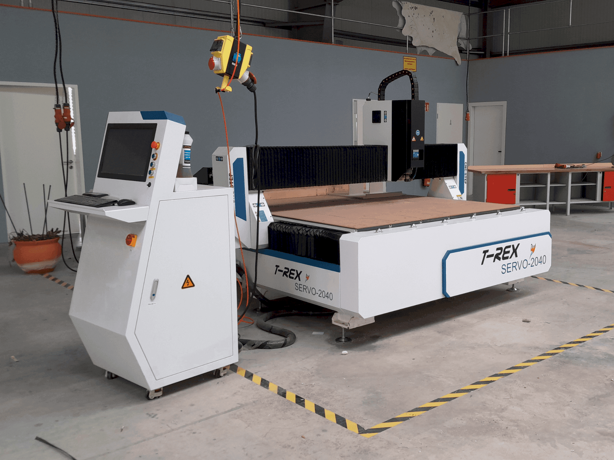 Prikaz stroja T-Rex Servo 2040 sprijeda