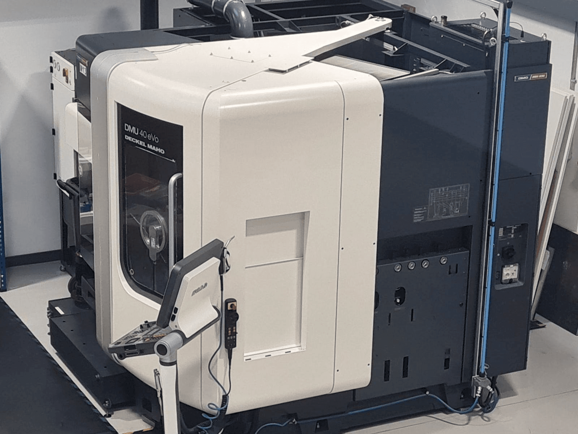 Prikaz stroja DMG MORI DMU40 eVo sprijeda