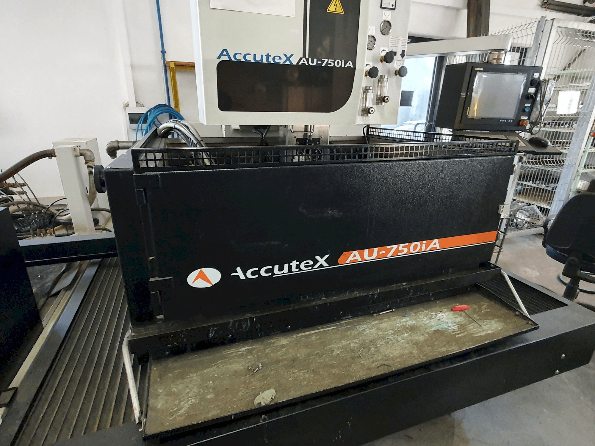 Prikaz stroja AccuteX AU-750iA sprijeda