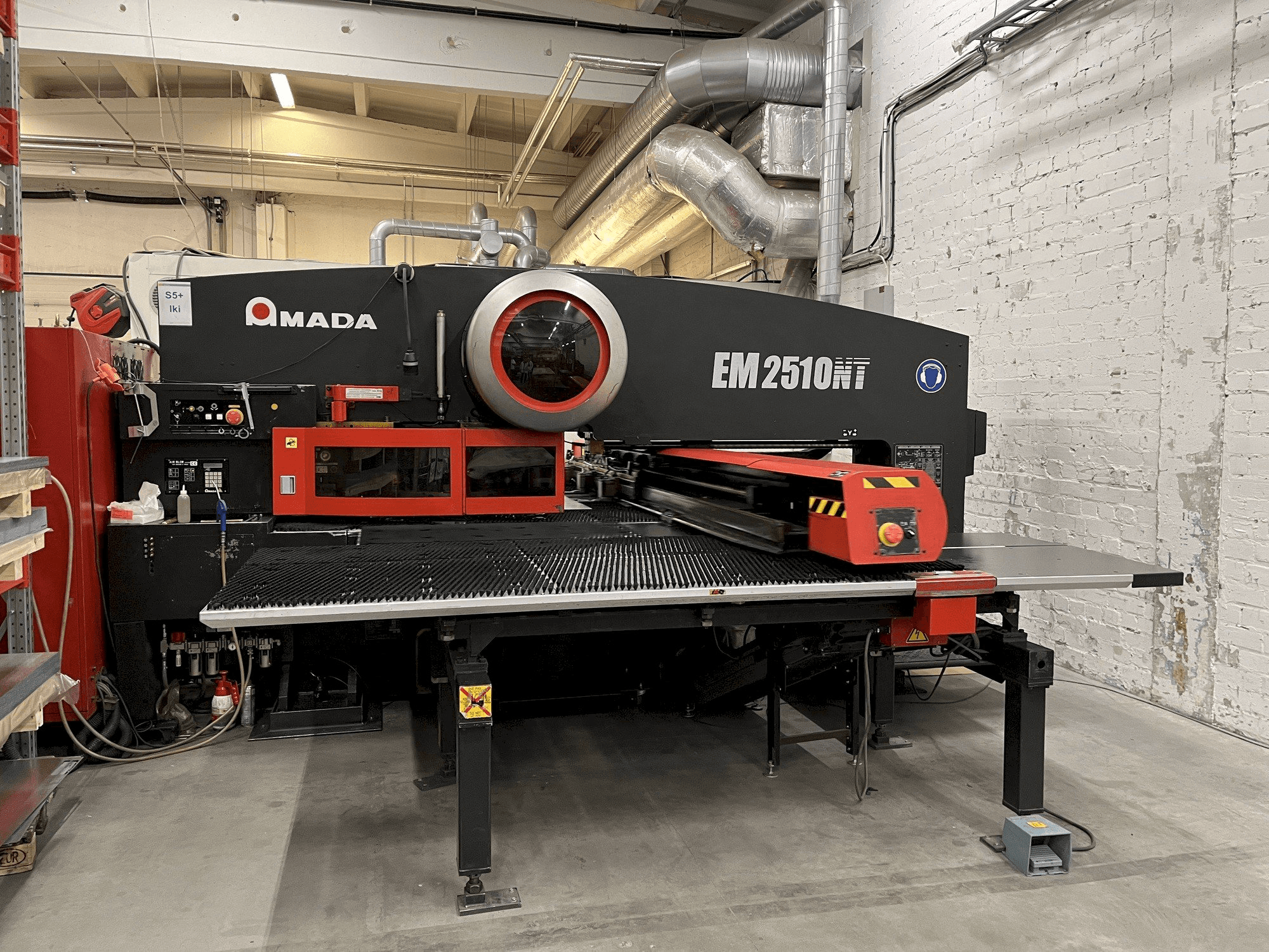 Prikaz stroja AMADA EM2510NT sprijeda