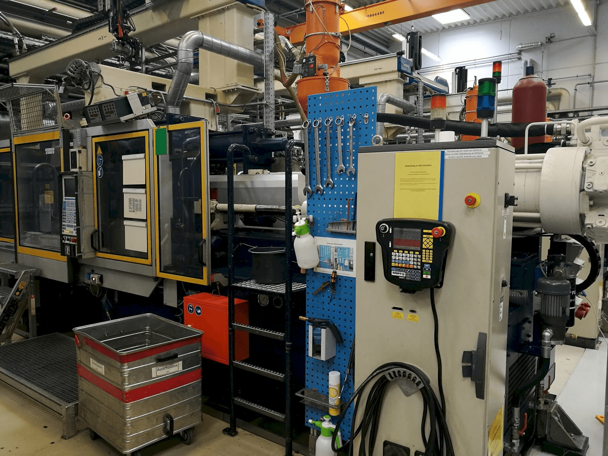 Prikaz stroja Krauss Maffei 350-2700 C2 sprijeda