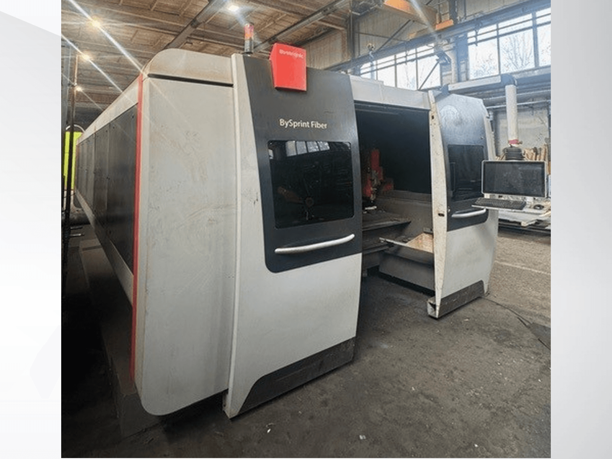 Stroj BySprint Fiber iz Brünswicka, prednji pogled s dvostrukim otvorima, upravljačkom pločom s dodirnim zaslonom i industrijskim radnim prostorom unutra.