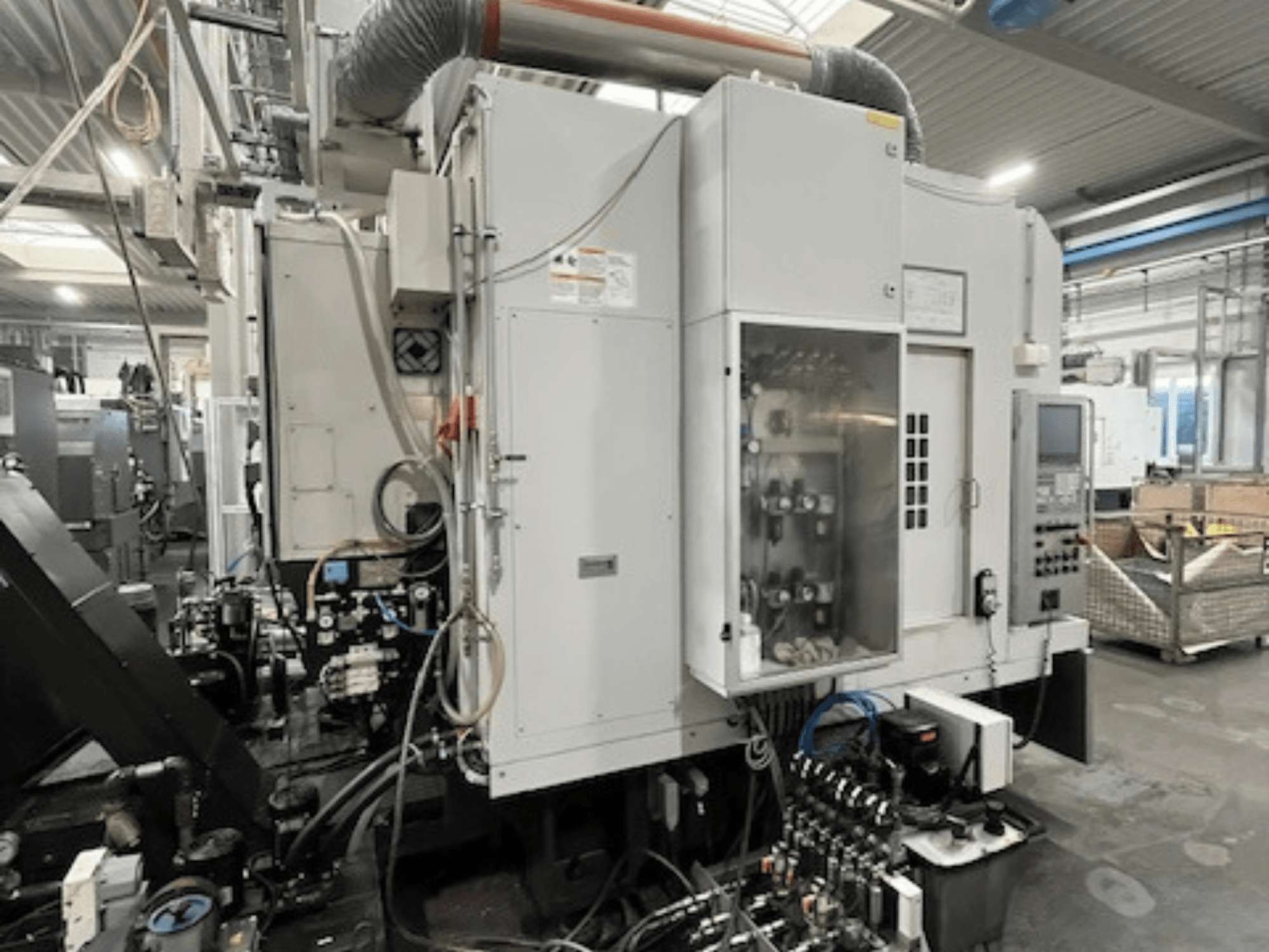 Bočni prikaz industrijskog stroja s upravljačkom pločom i hidrauličkim komponentama, s detaljima o marki i modelu.