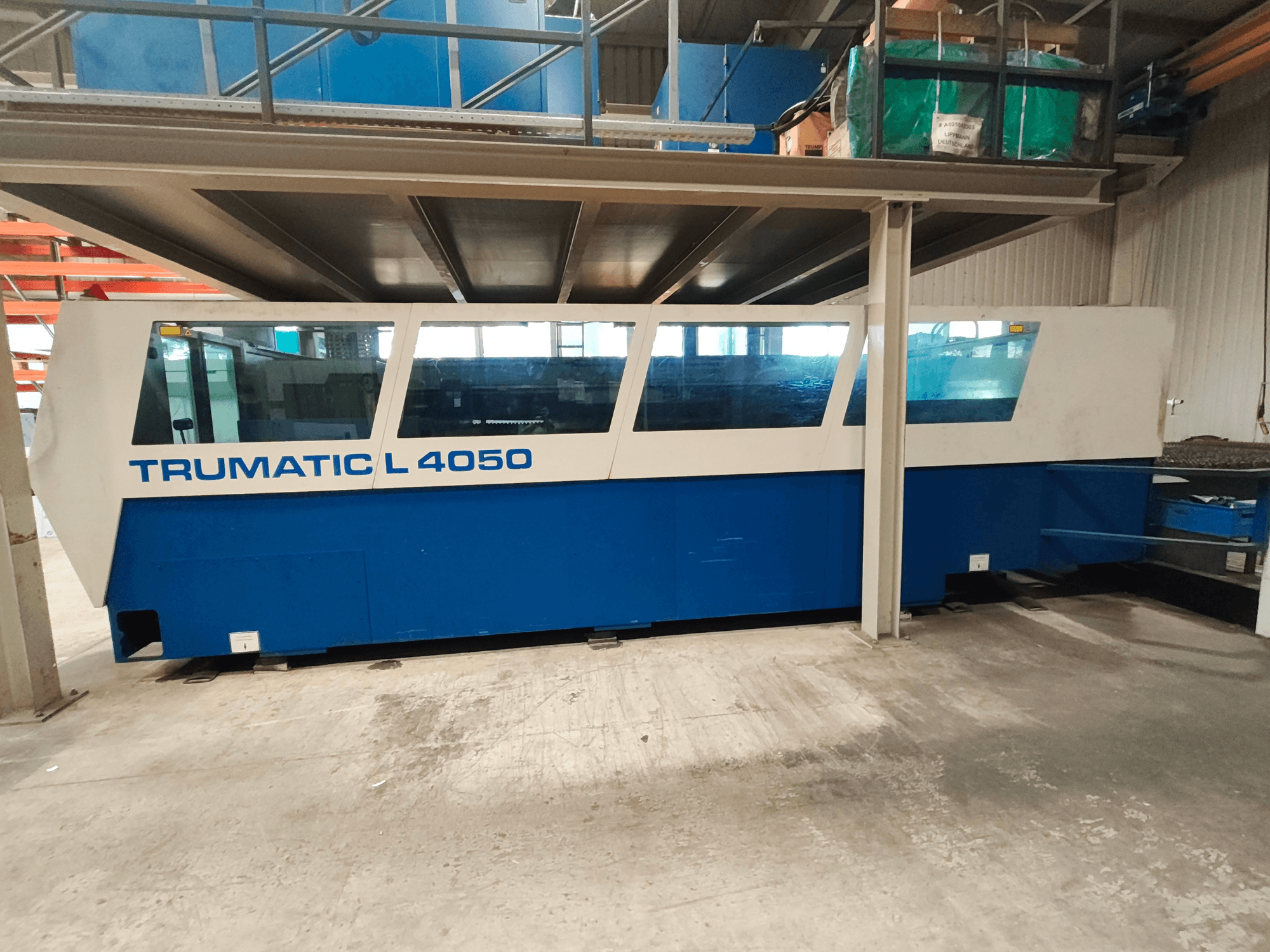 Stroj za CO2 lasersko rezanje TRUMPF TruLaser 450 u bočnom prikazu, plavo-bijelog dizajna, s vidljivom upravljačkom pločom i radnim prostorom.