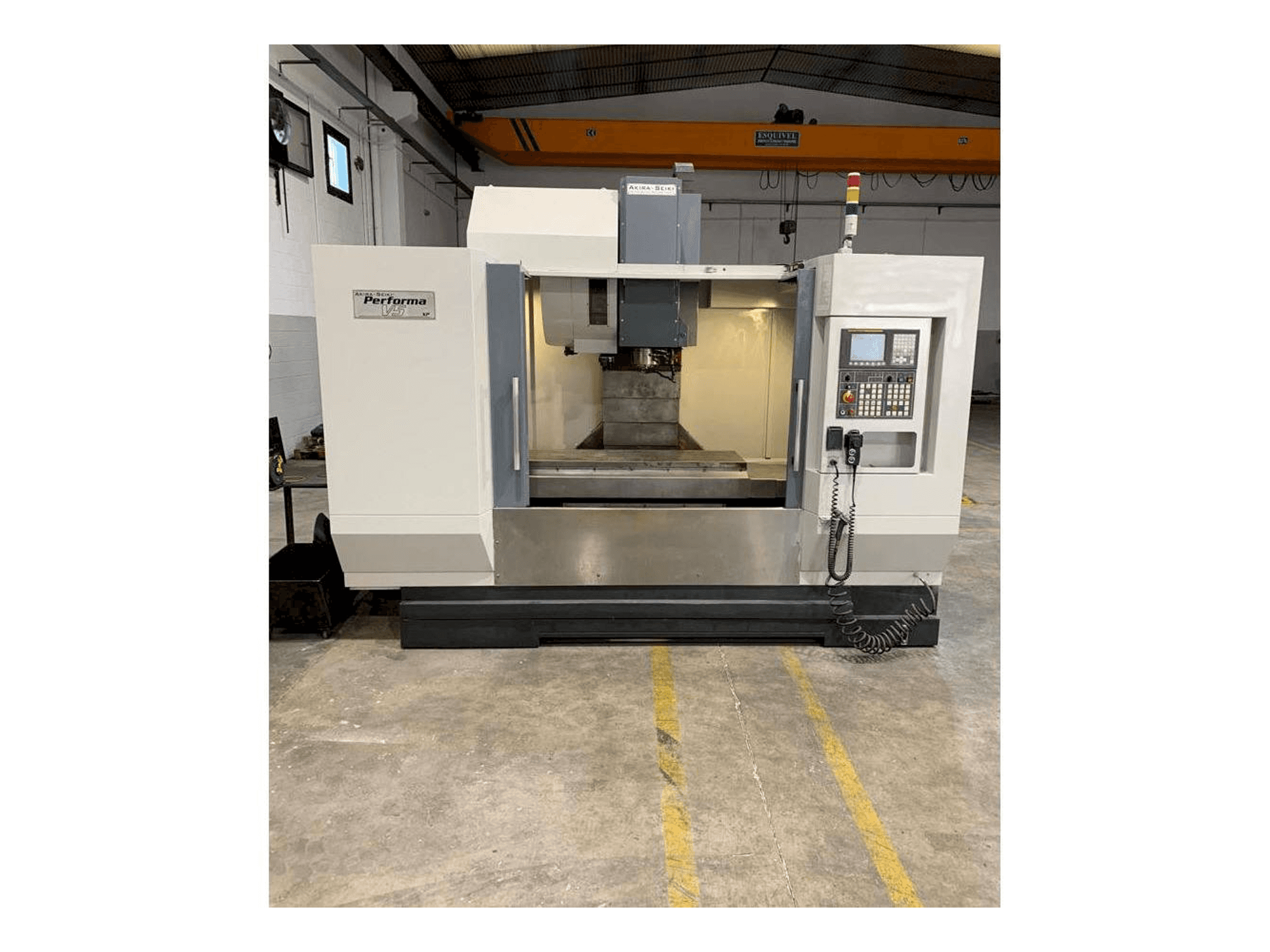 Prikaz stroja Akira Seiki V5 XP sprijeda