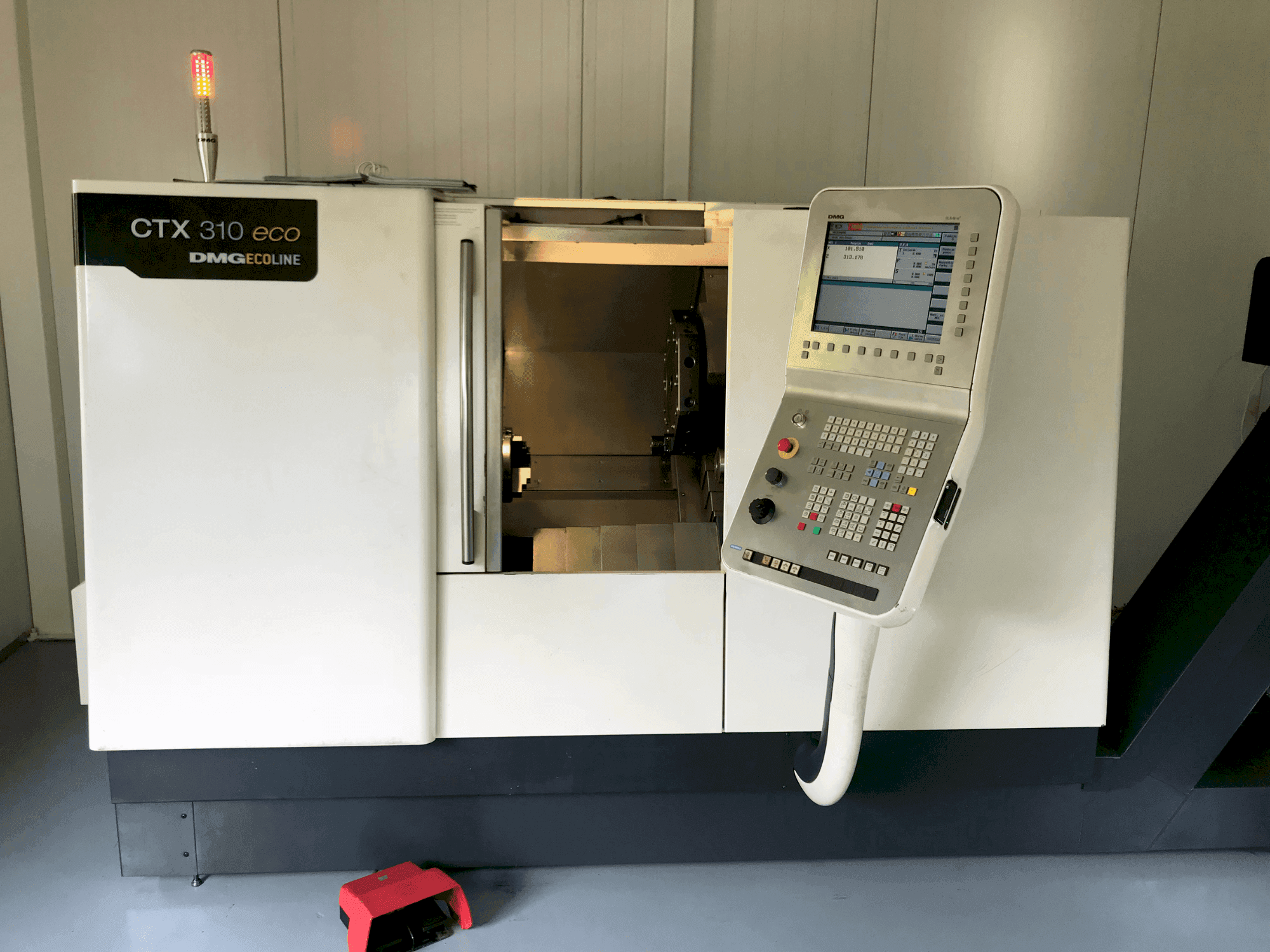 Prikaz stroja DMG CTX 310 ecoline sprijeda