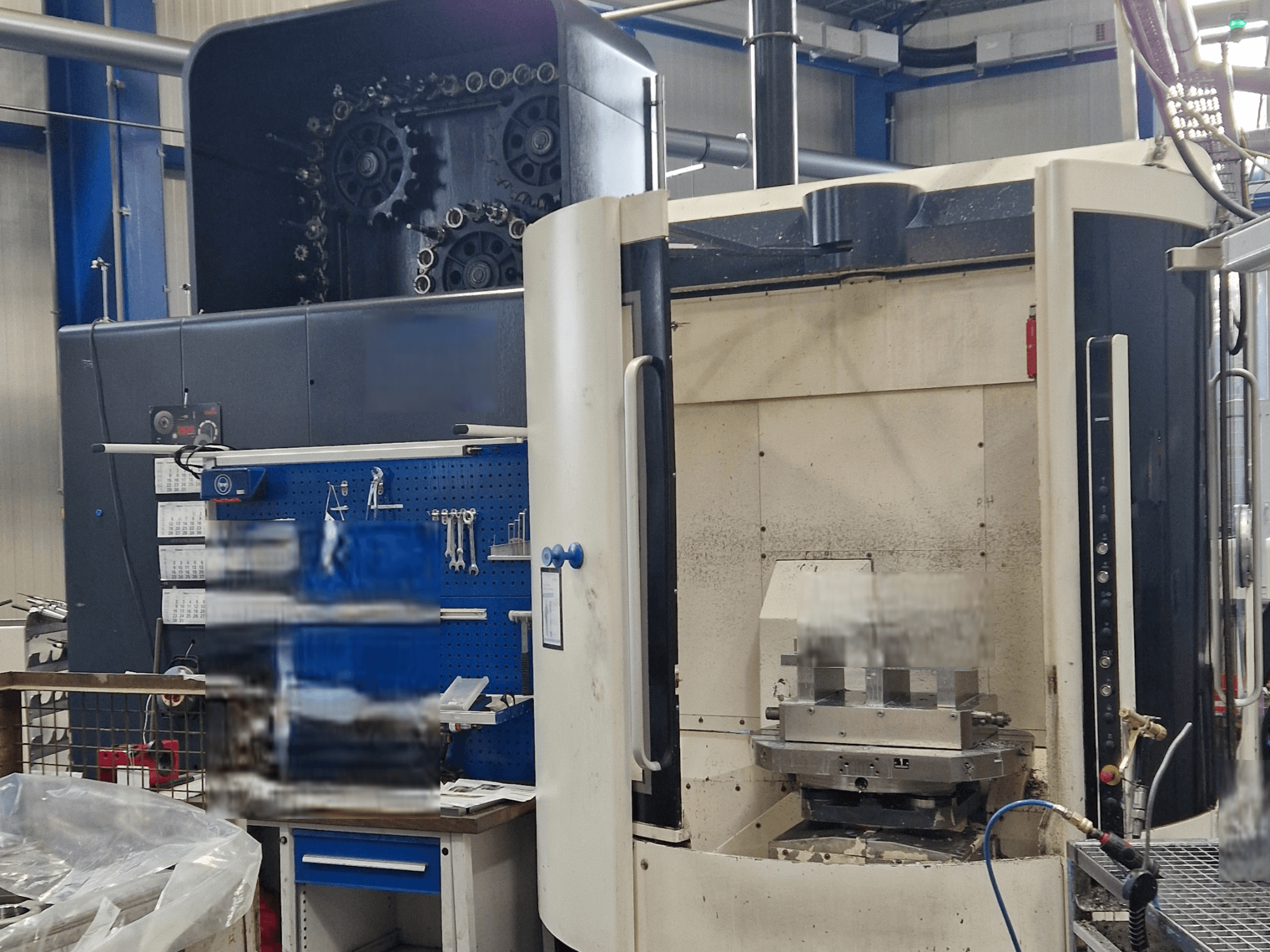 DMG DMC80U DuoBlock univerzalni obradni centar, prednji pogled, prikazuje upravljačku ploču i radno područje s alatima i priborom.