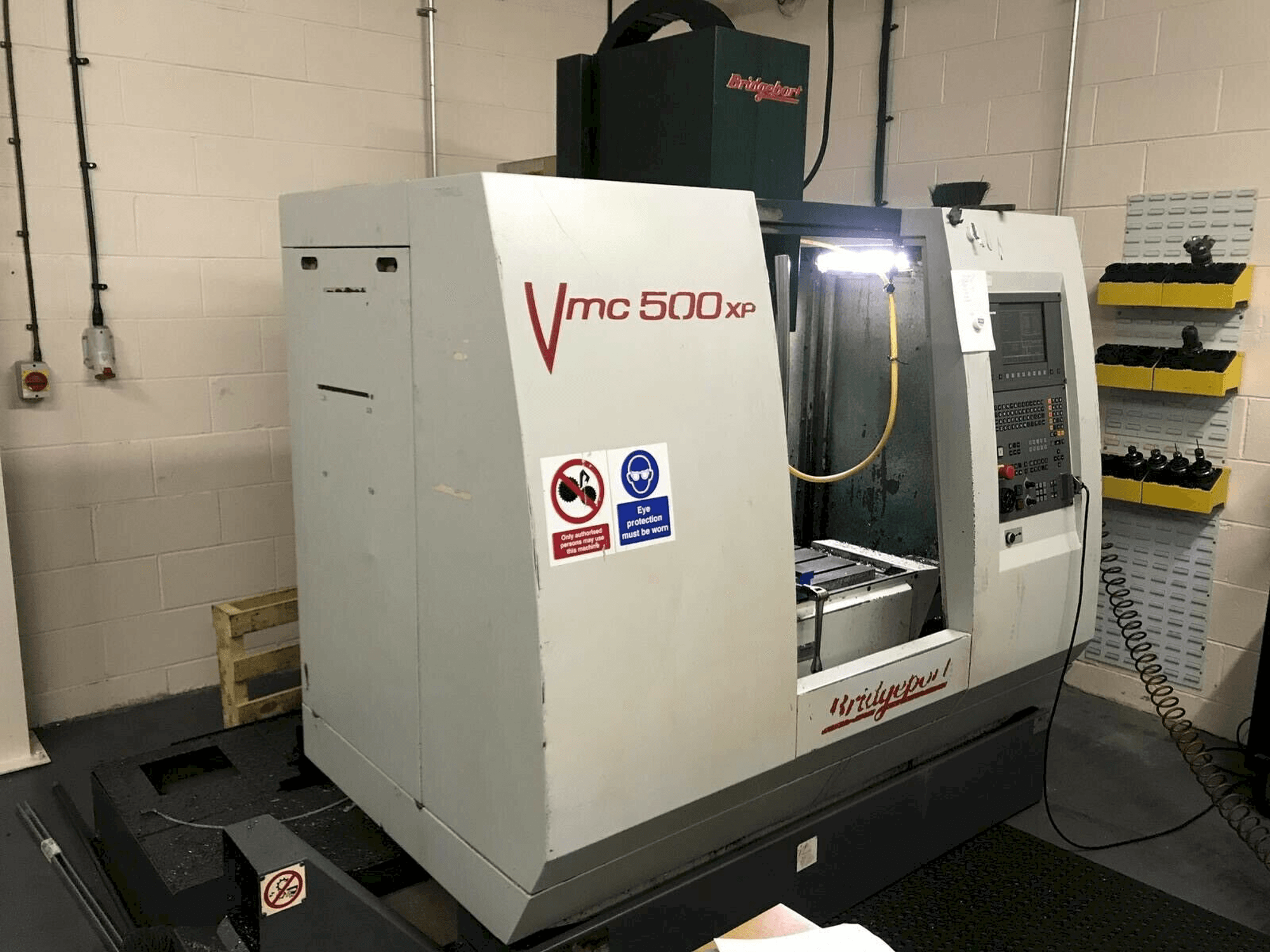 Prikaz stroja Bridgeport VMC 500 XP sprijeda