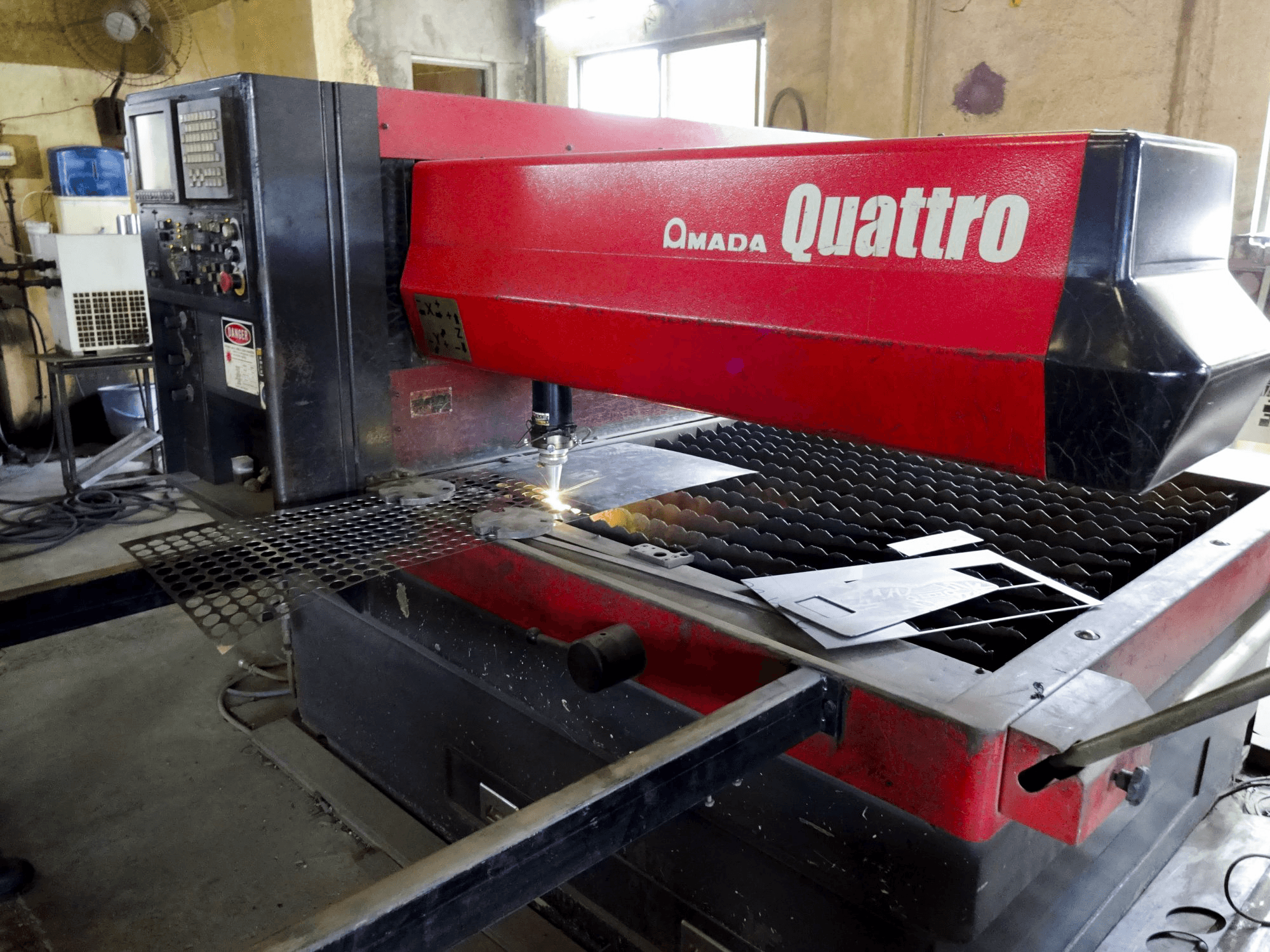 Prikaz stroja AMADA Quattro AF1000E straga