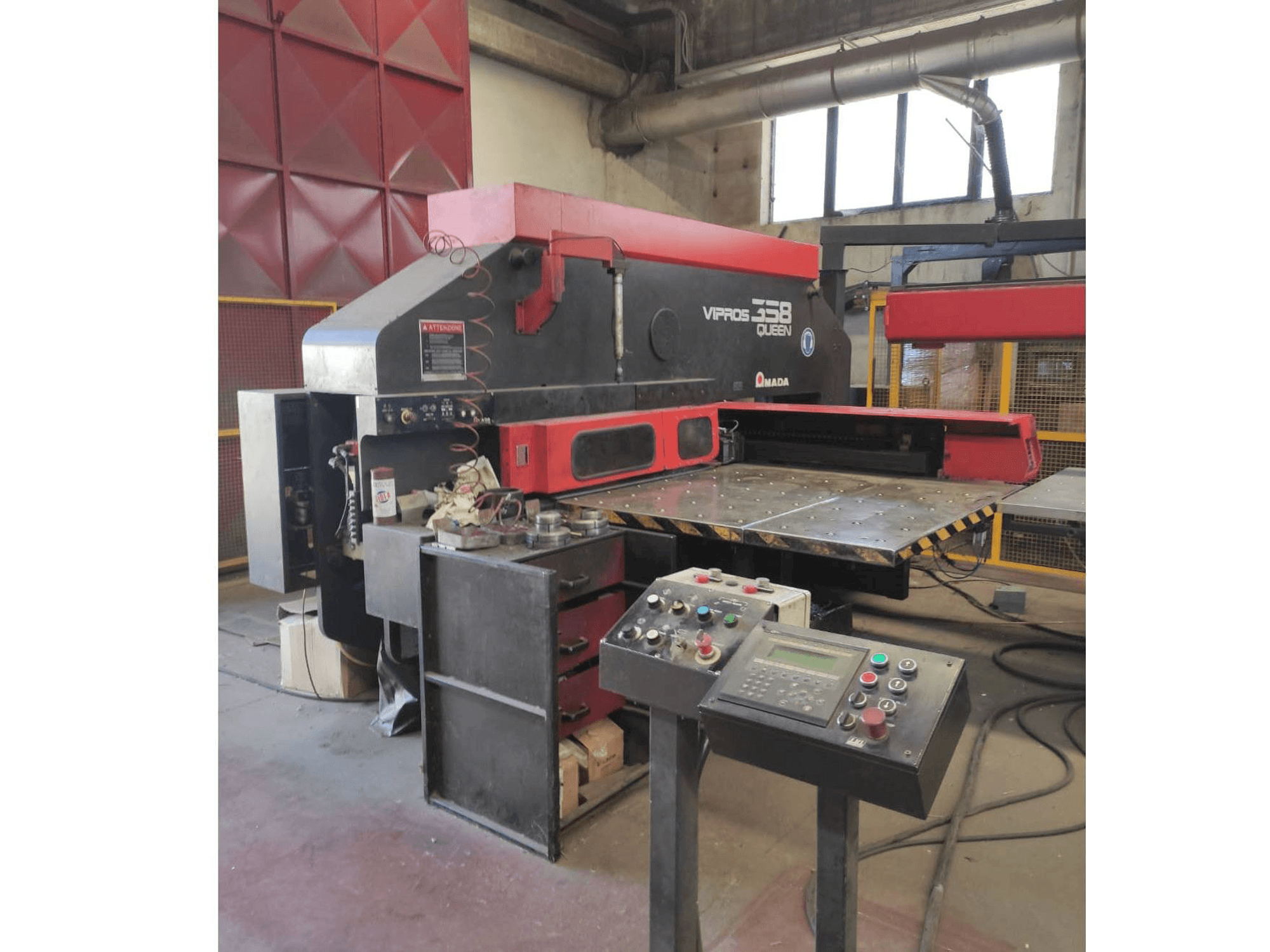 Prikaz stroja AMADA VIPROS 358 sprijeda