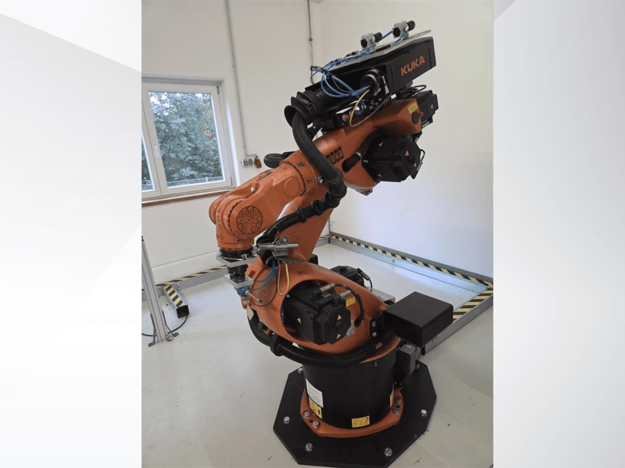 Bočni pogled na robotsku ruku KUKA KR60 HA, koja prikazuje mehaničke spojeve i ožičenje na industrijskoj bazi.