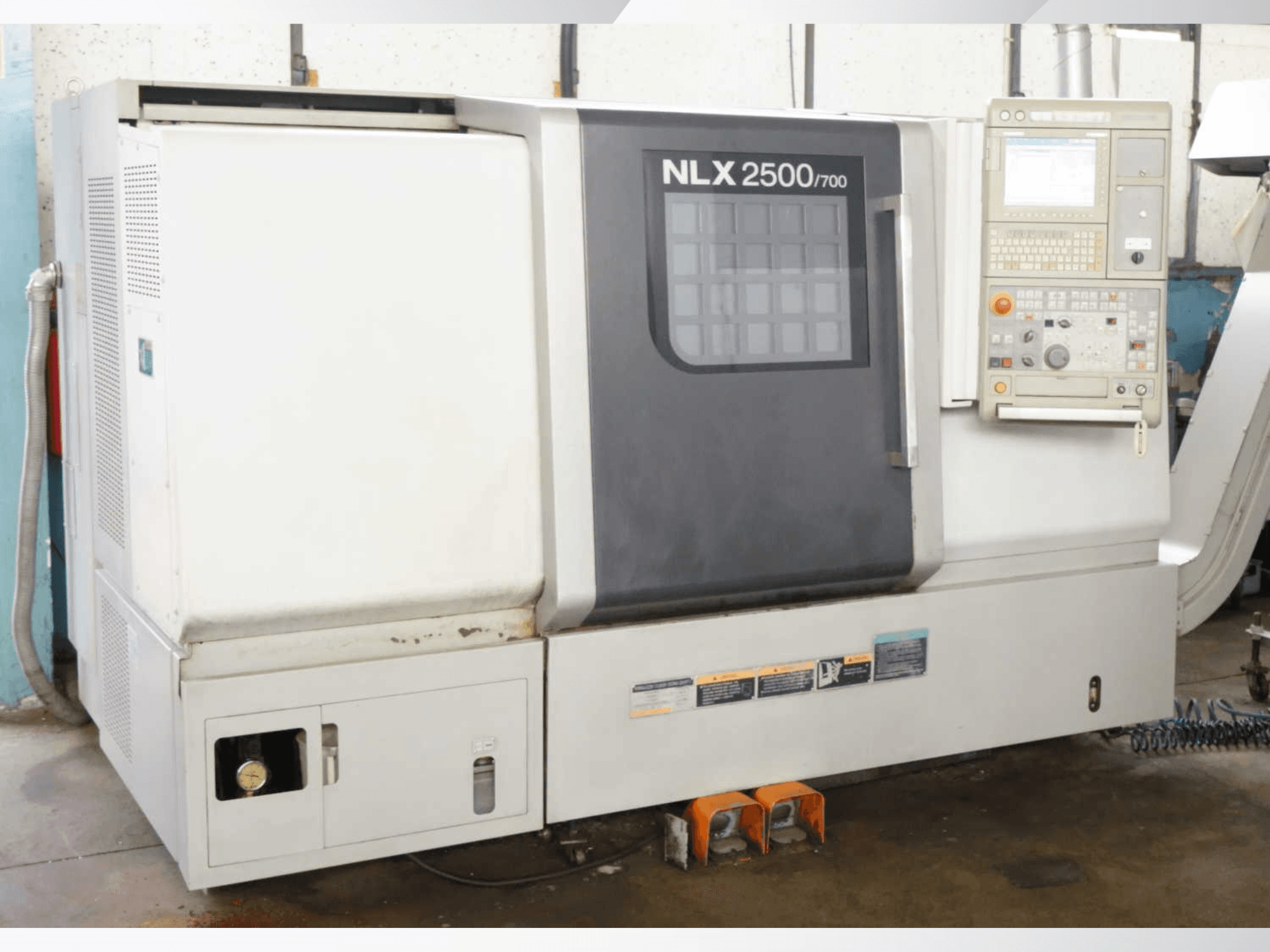 Horizontalni tokarski stroj DMG MORI NLX 2500/700, prednji pogled s upravljačkom pločom i značajkama stroja.