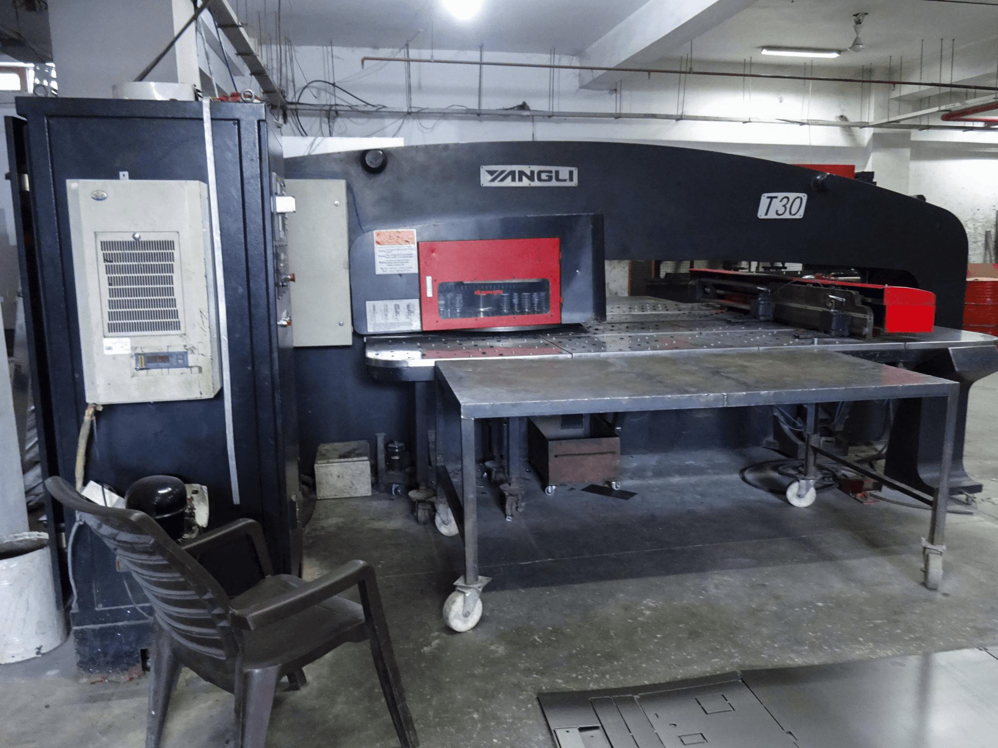 Prikaz stroja Yangli T30 slijeva