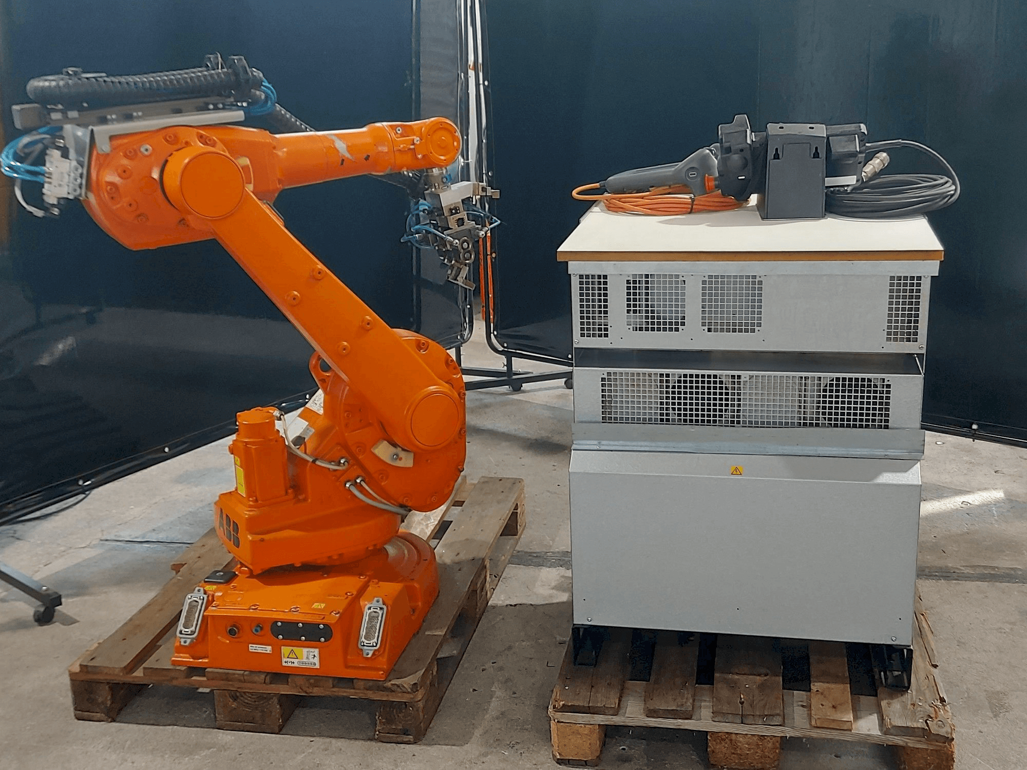 Prikaz stroja ABB IRB1600 sprijeda