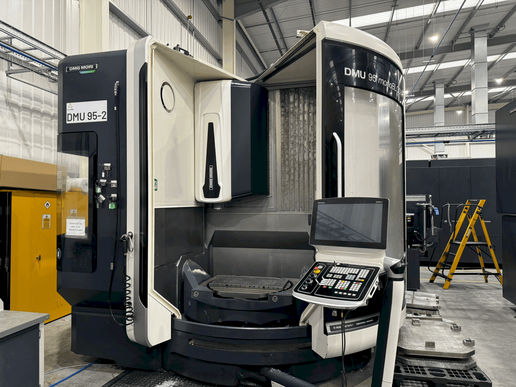 Prikaz stroja DMG MORI DMU 95 Monoblock sprijeda