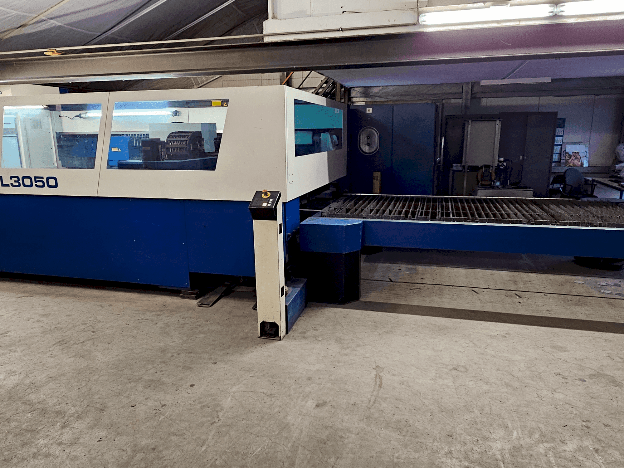 Prikaz stroja TRUMPF L3050 sprijeda