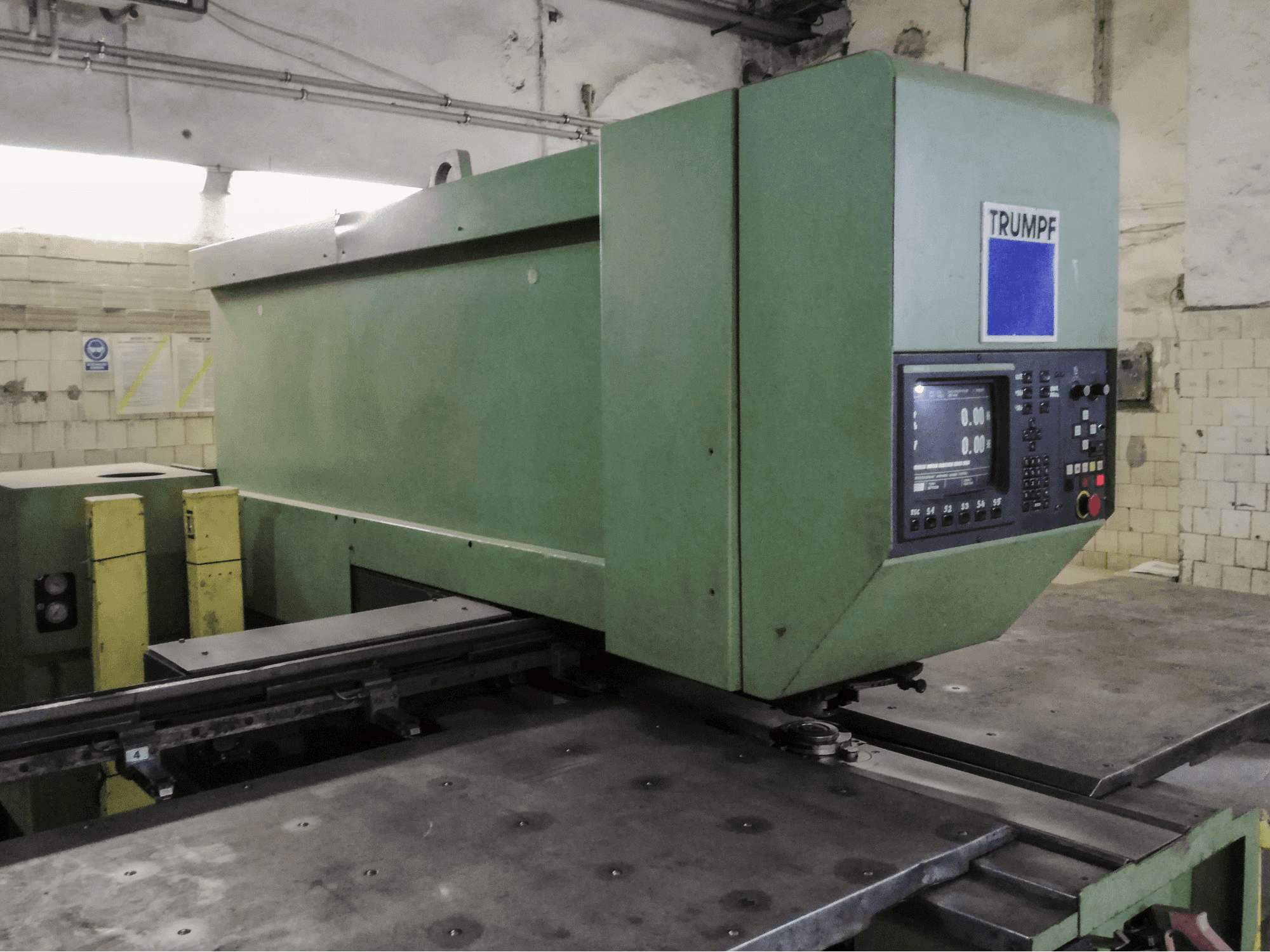 Prikaz 1 stroja Trumpf Trumatic 235 slijeva