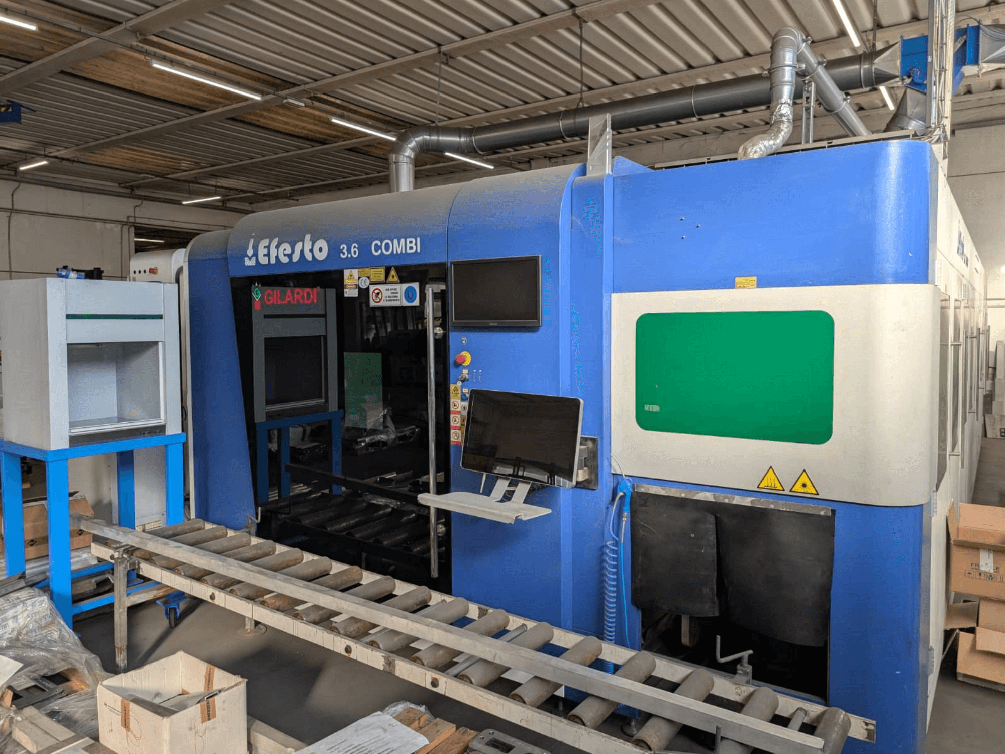 Stroj za rezanje vlaknima laserom EFESTO 3.6 COMBI, bočni pogled, s upravljačkom pločom i sigurnosnim indikatorima s plavom vanjštinom.