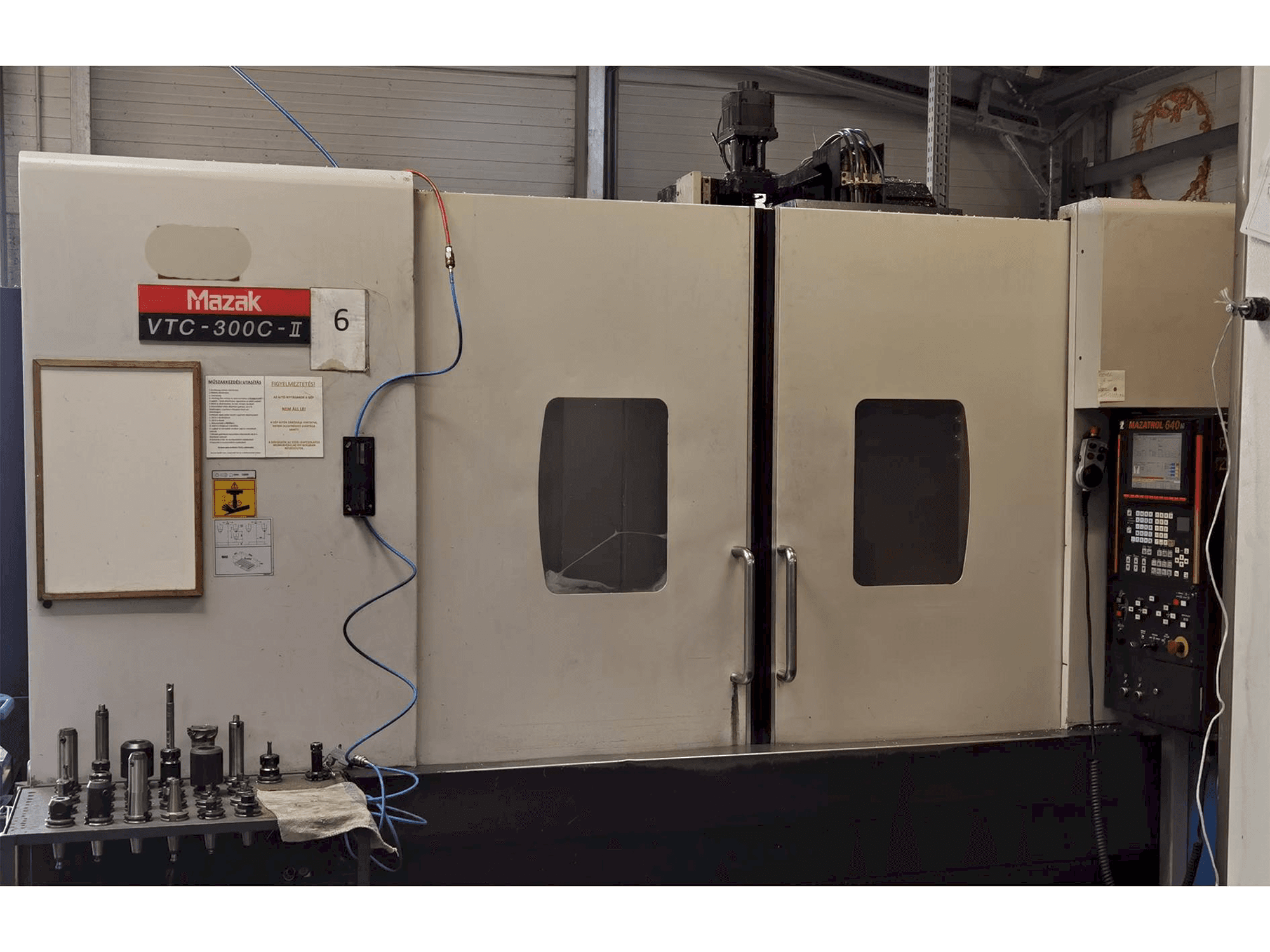 Prikaz stroja Mazak VTC 300 C II sprijeda