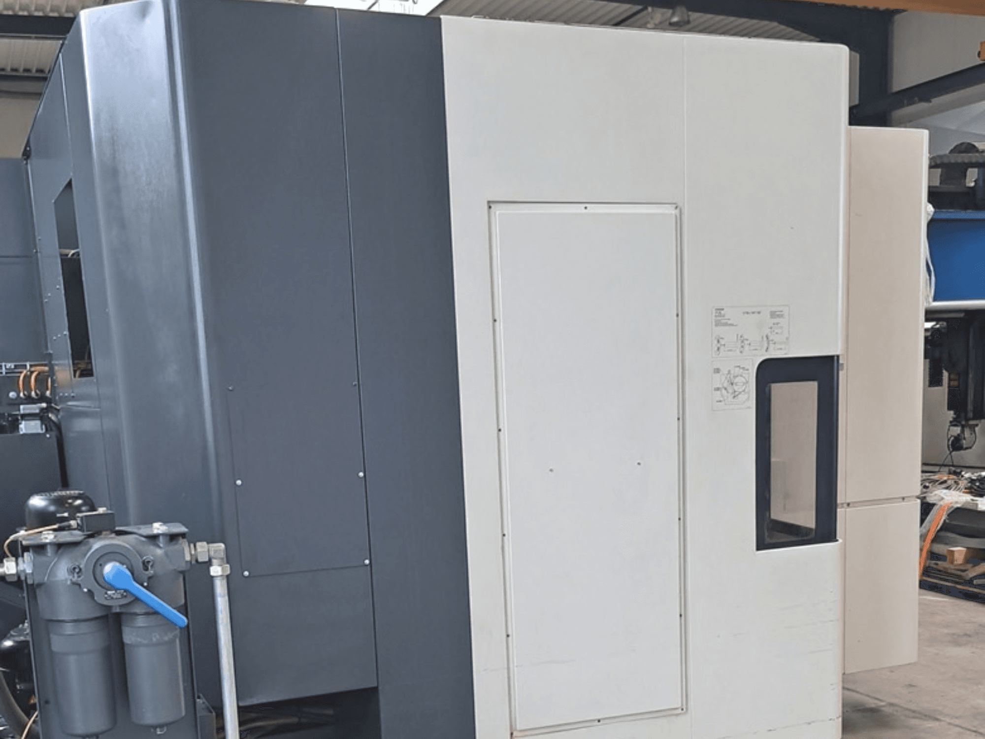 Horizontalni obradni centar DMG MORI NHX5000, bočni pogled s upravljačkom pločom i mehaničkim značajkama.