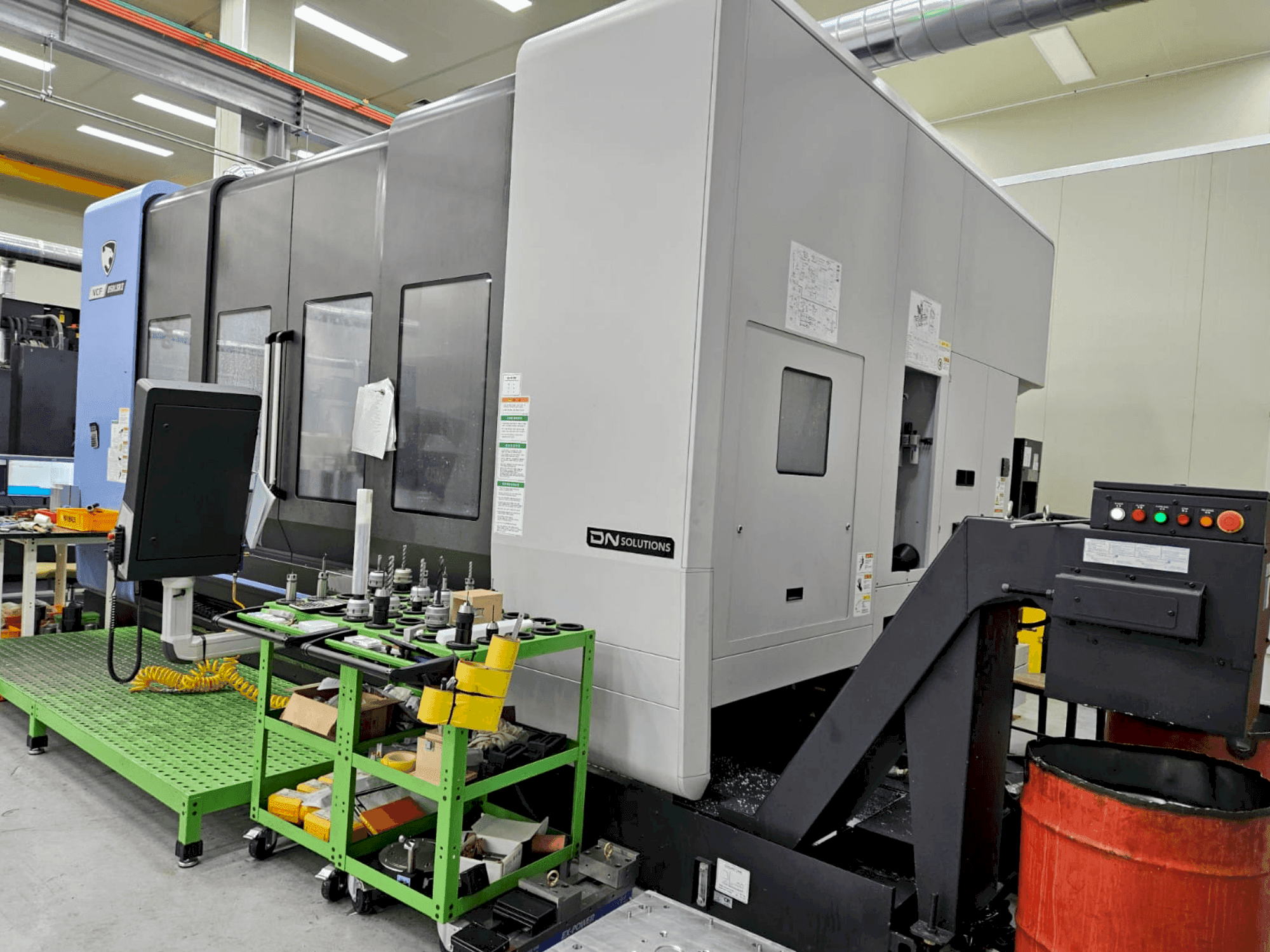 Prikaz stroja DN SOLUTIONS VCF 850LSRII sprijeda