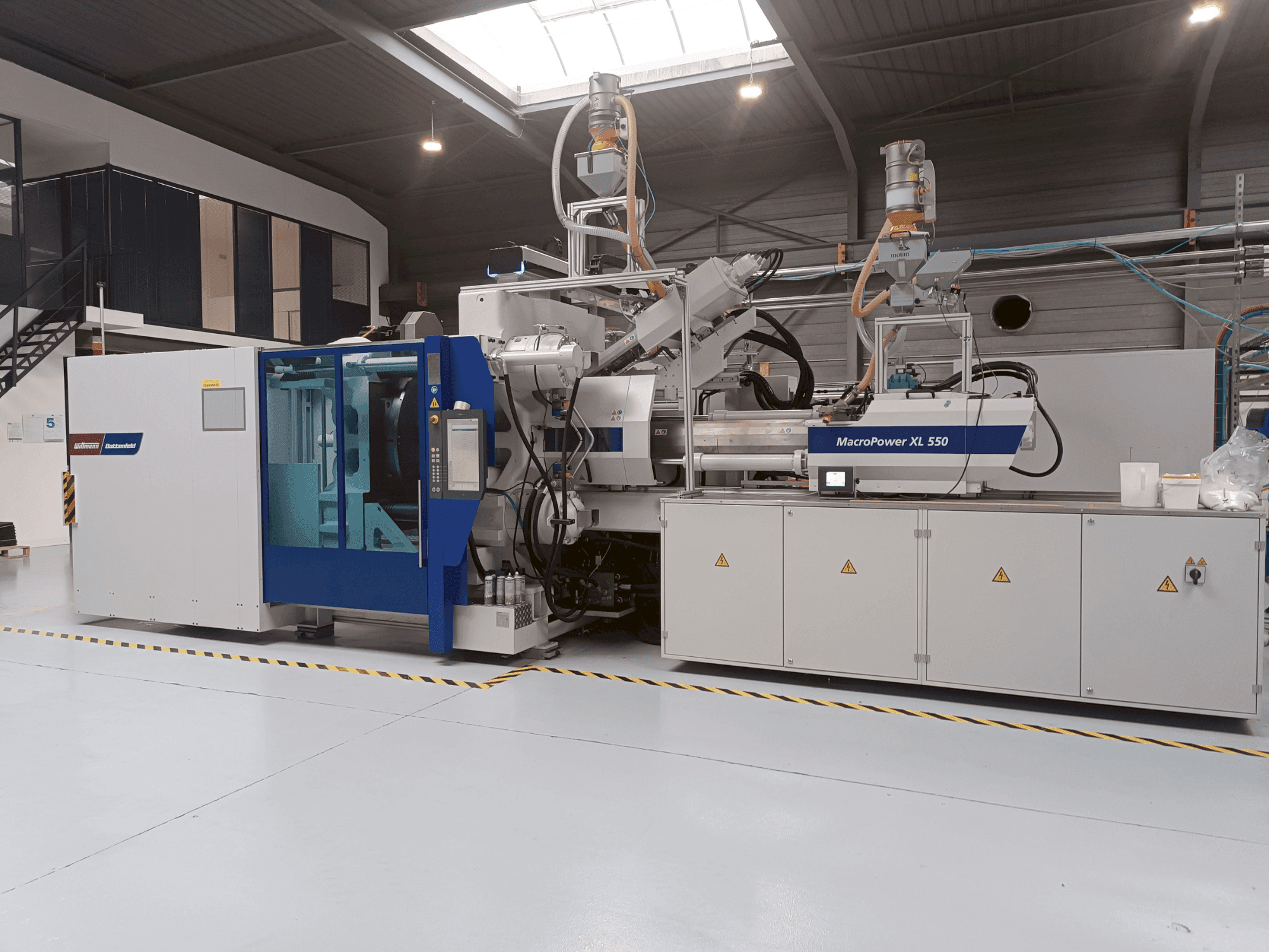 Prikaz stroja Battenfeld MacroPower 550XL 2250H-350S 3K sprijeda