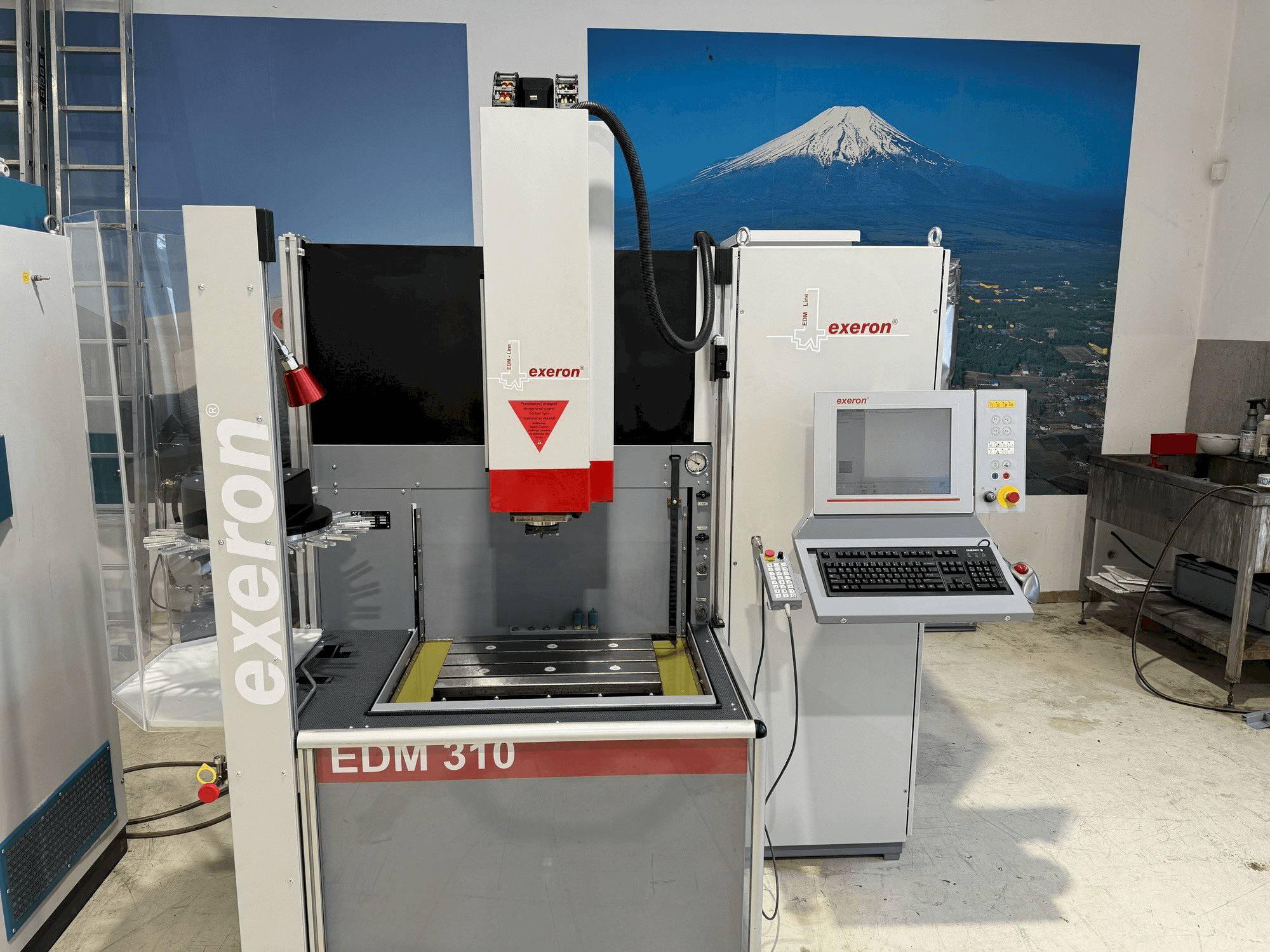 Prikaz stroja Exeron EDM 310 MF 20 sprijeda