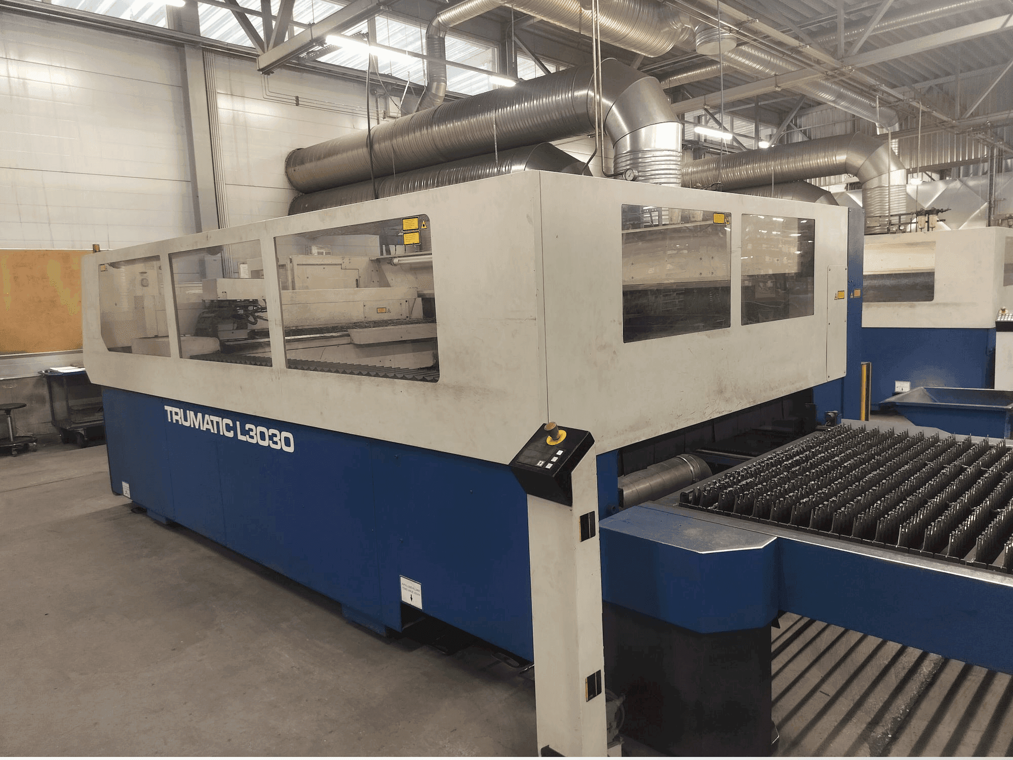 Prikaz stroja TRUMPF Trumatic L3030 sprijeda