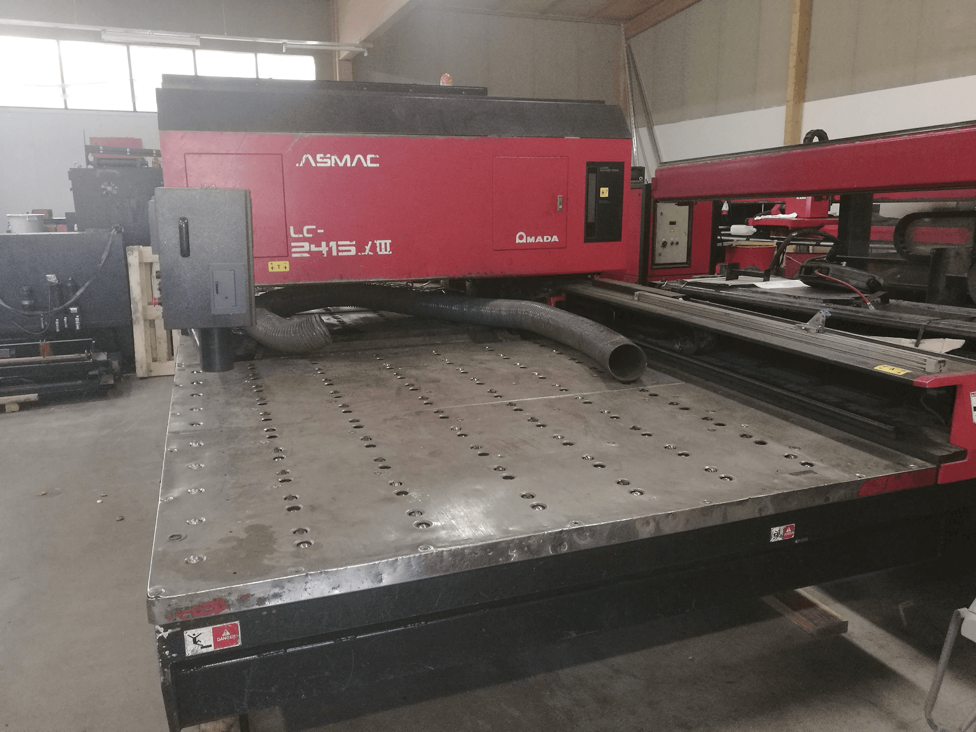 Prikaz stroja AMADA LC 2415 α3 sprijeda