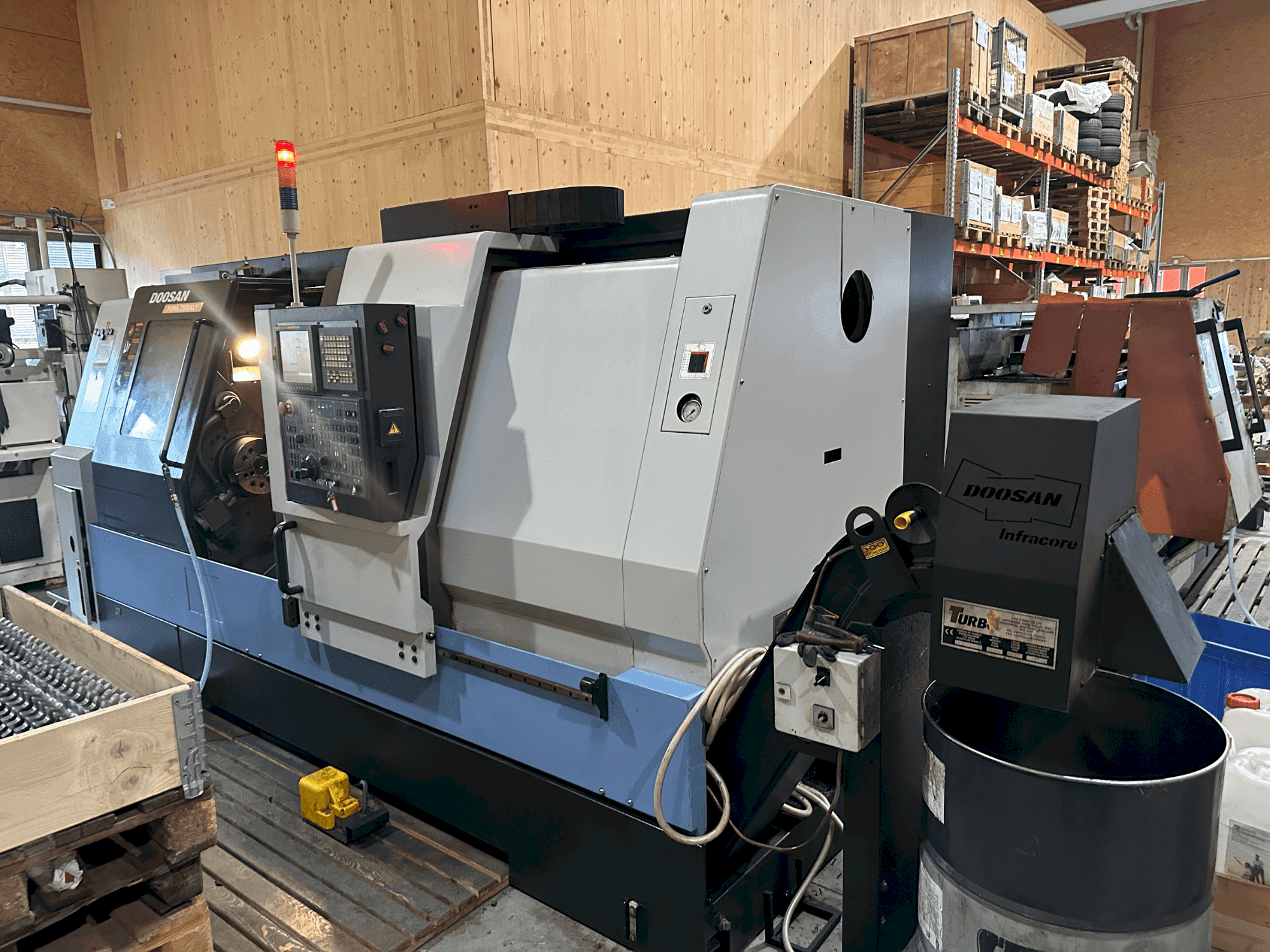 Prikaz stroja DOOSAN Puma 2500XLY sprijeda