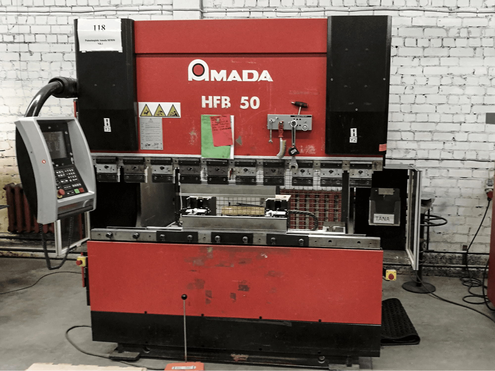 Prikaz stroja AMADA HFB 50 sprijeda
