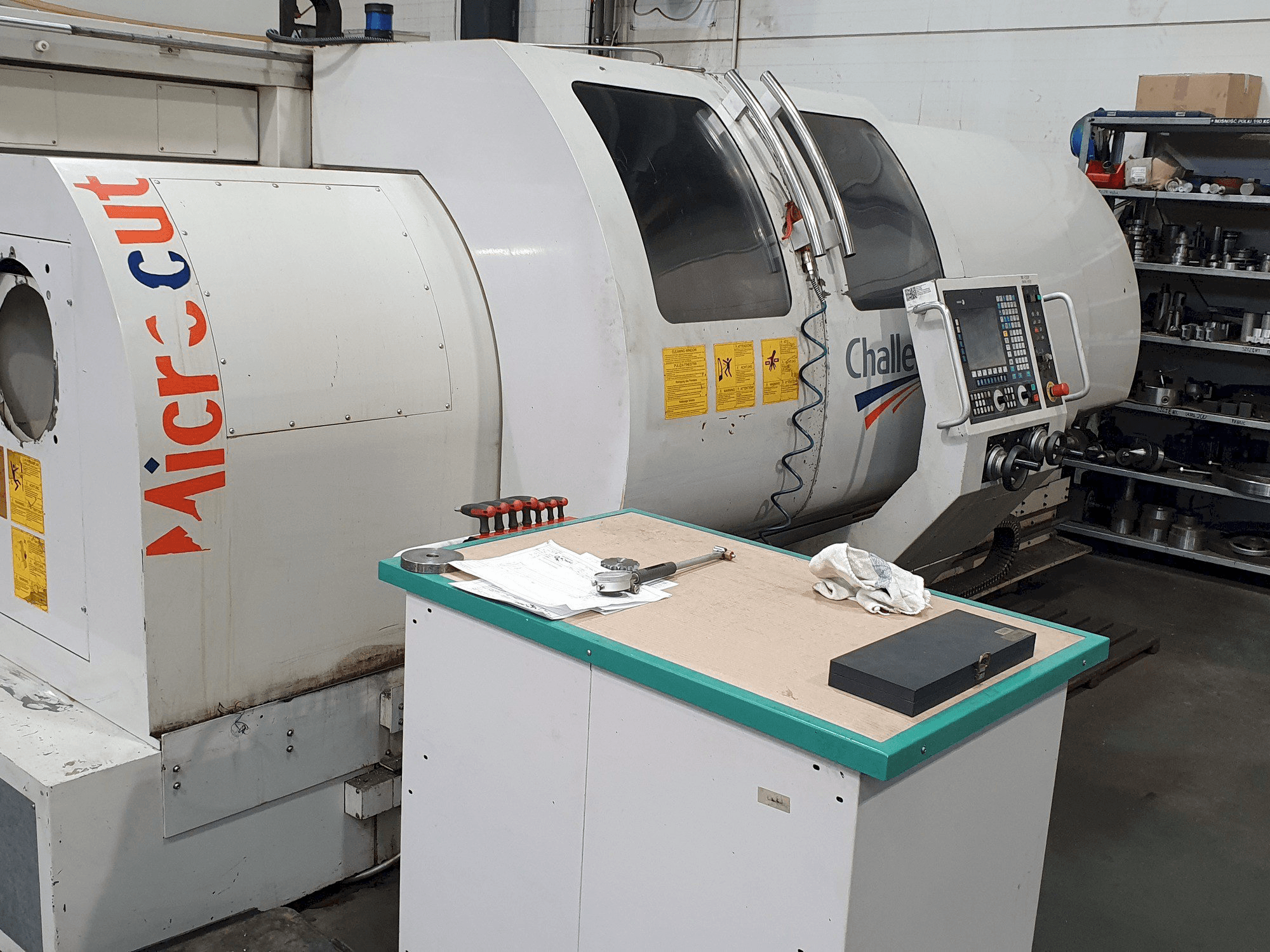 Prikaz stroja MICROCUT BNC-2280X sprijeda