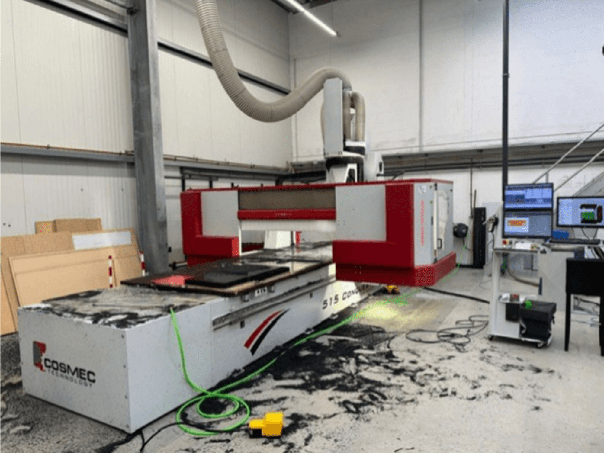 Cosmec 515 CNC stroj u radionici s računalnim terminalom, koji prikazuje prednji pogled i prašinu razasutu po površini.