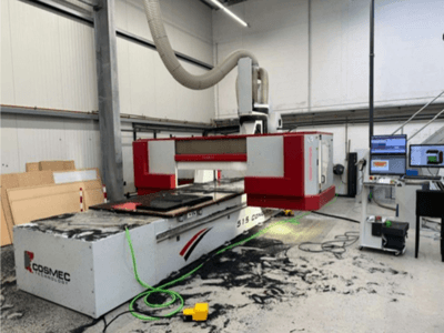 Cosmec 515 CNC stroj u radionici s računalnim terminalom, koji prikazuje prednji pogled i prašinu razasutu po površini.