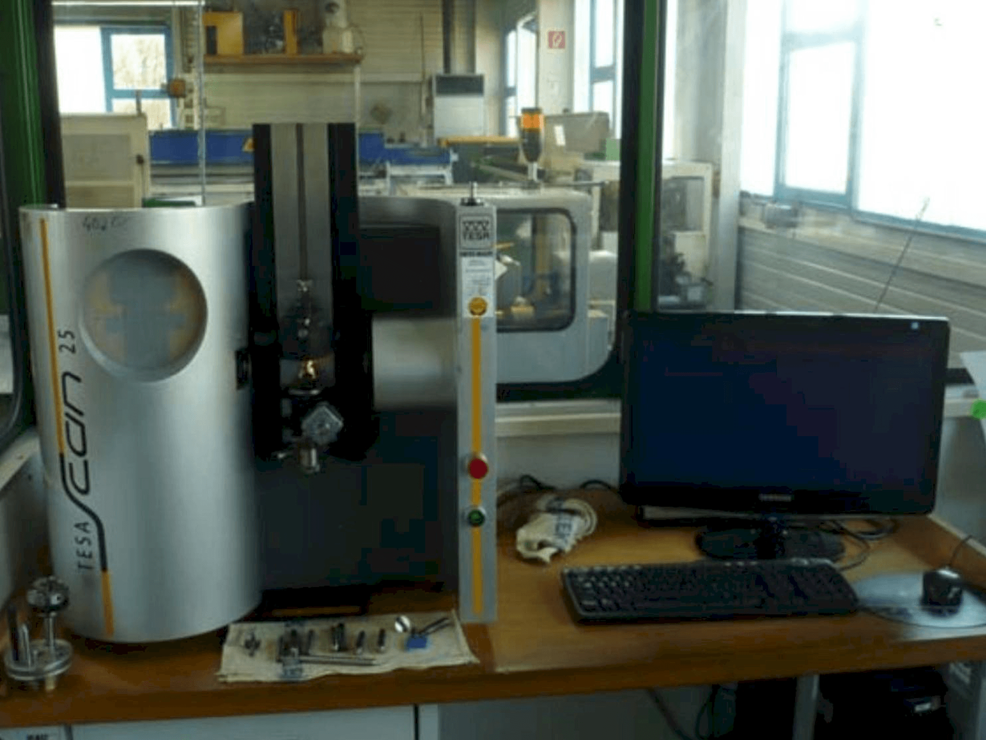 Prikaz stroja TESA Scan 25 sprijeda