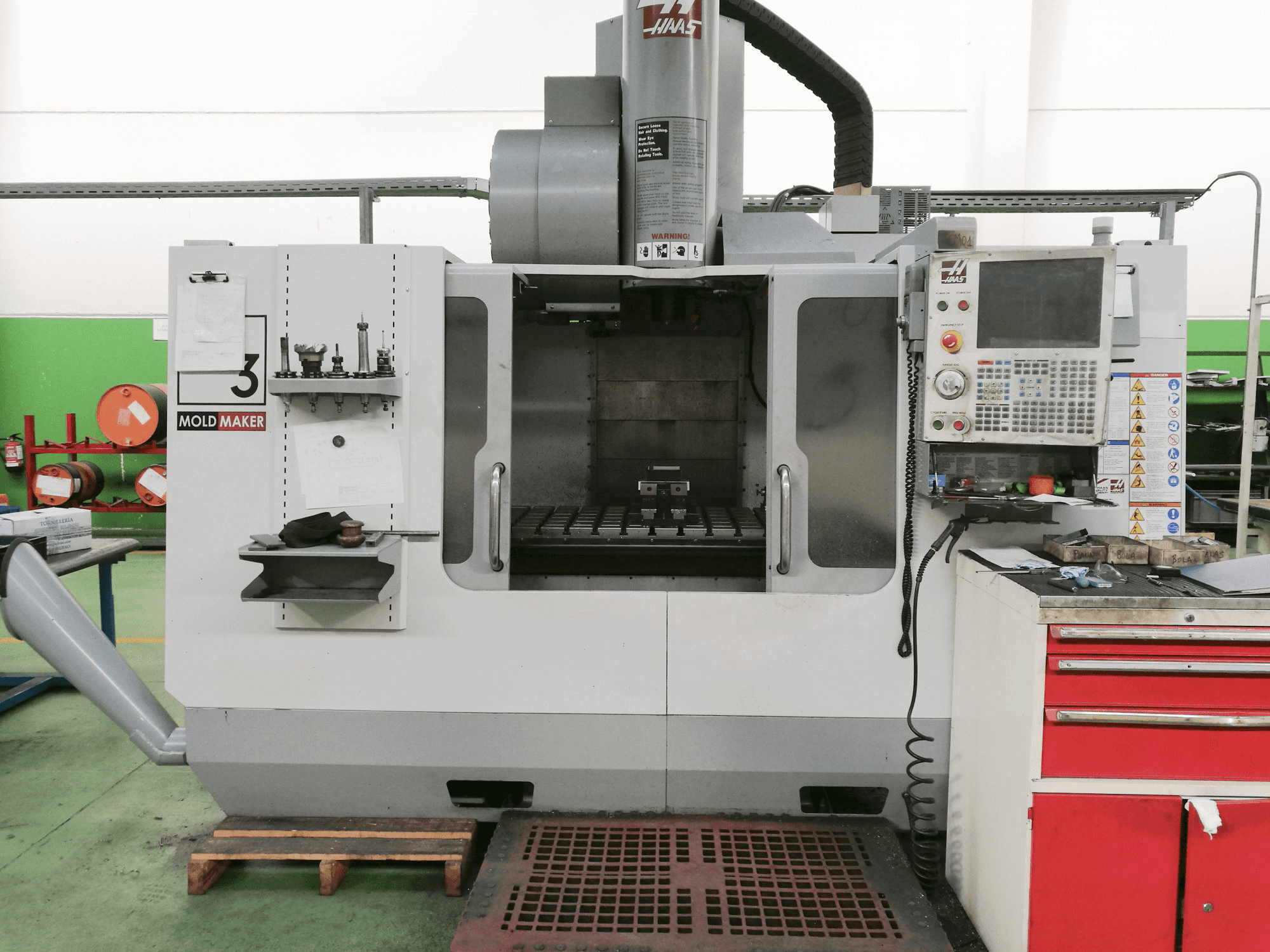 Prikaz stroja HAAS VM-3HE sprijeda