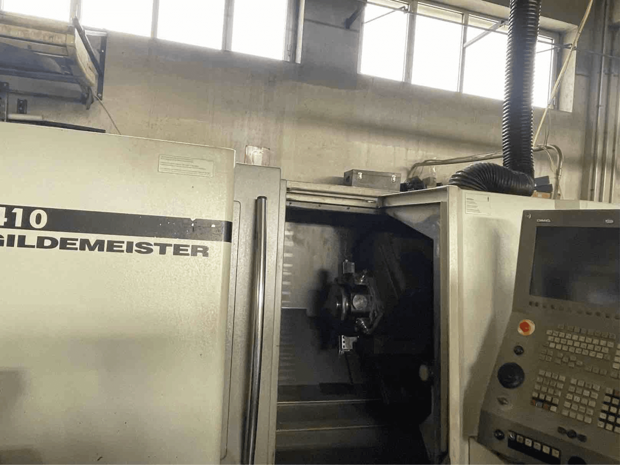 Horizontalni tokarski stroj DMG CTX410, prednji pogled, prikazuje upravljačku ploču i vidljive komponente obrade unutra.