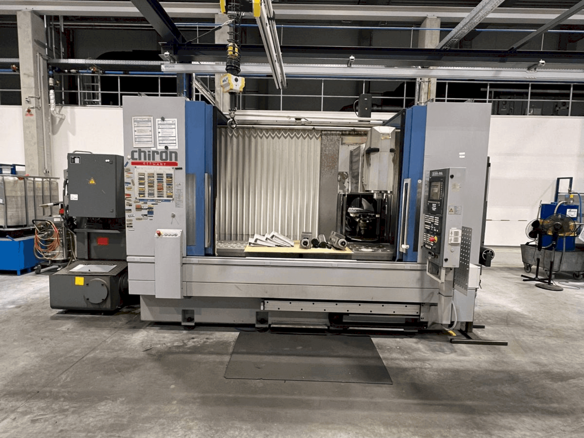 Prikaz stroja CHIRON Mill 2000 sprijeda