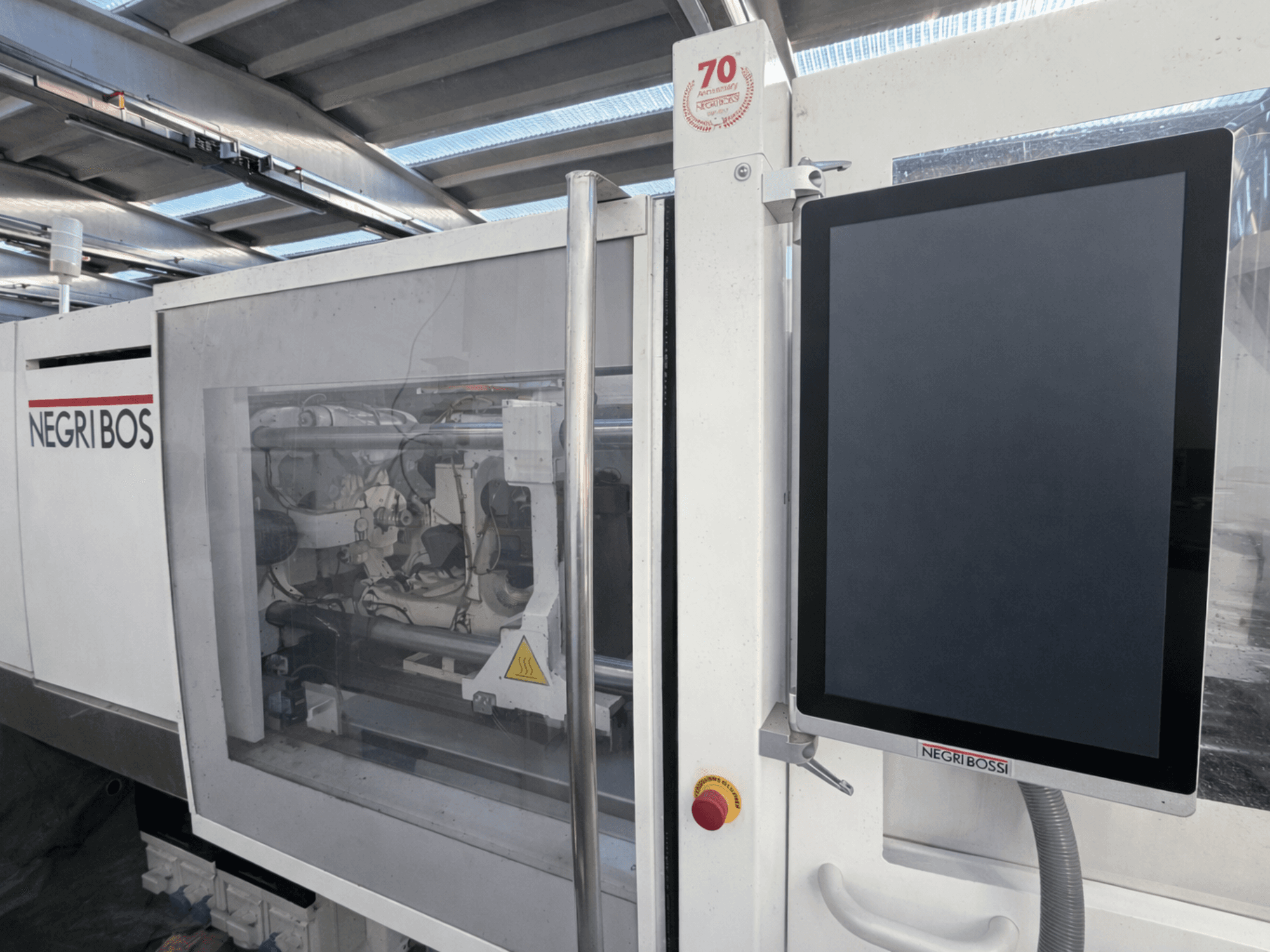 Električni stroj za brizganje plastike Negri Bossi ELE 80, prednji pogled s upravljačkim zaslonom i vidljivim unutarnjim komponentama.