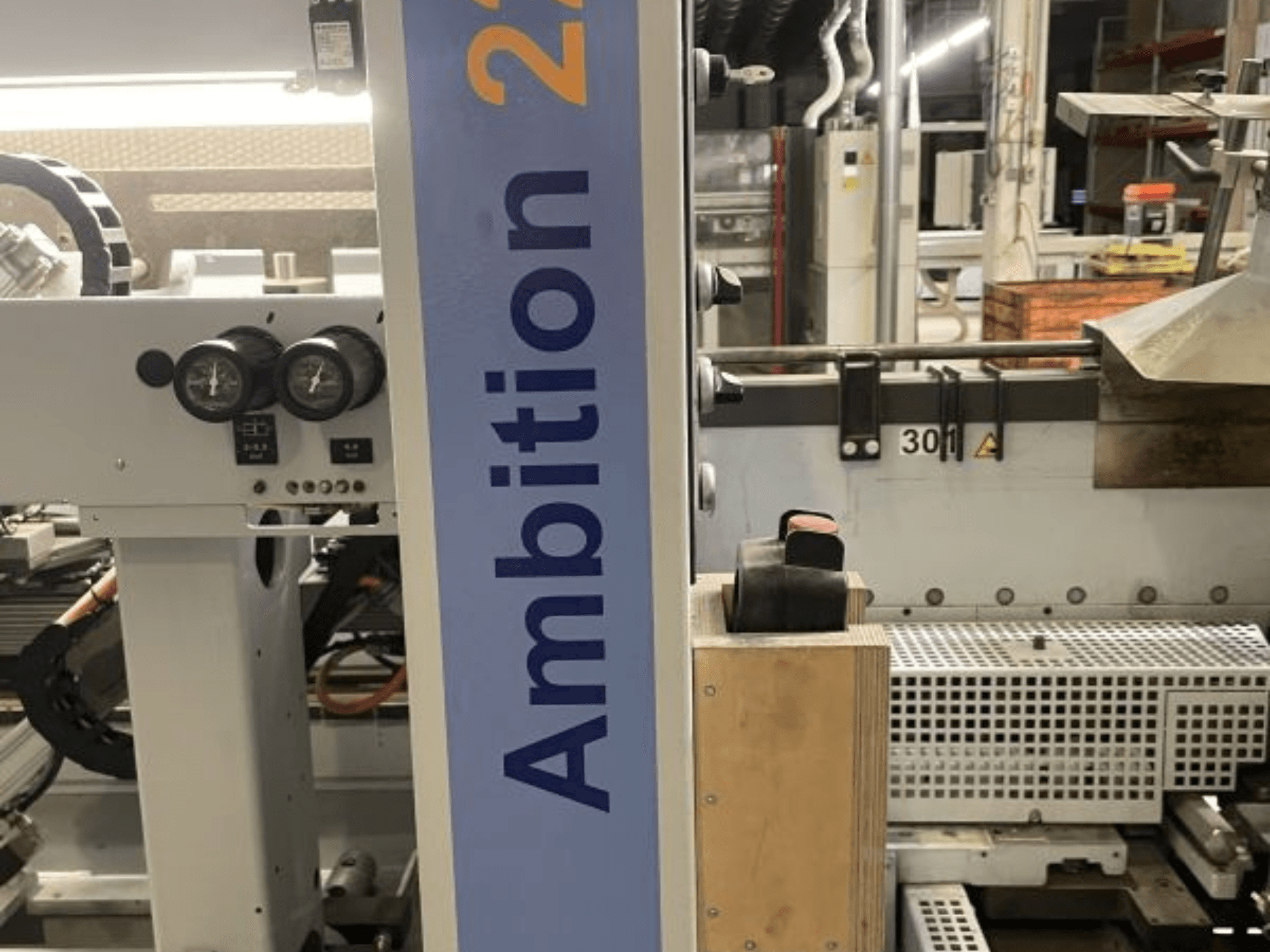 Prednji pogled na rubnu traku HOMAG KAL 210 Ambition 2264, s prikazom brojčanika, kontrola i bočne ploče s oznakom brenda.
