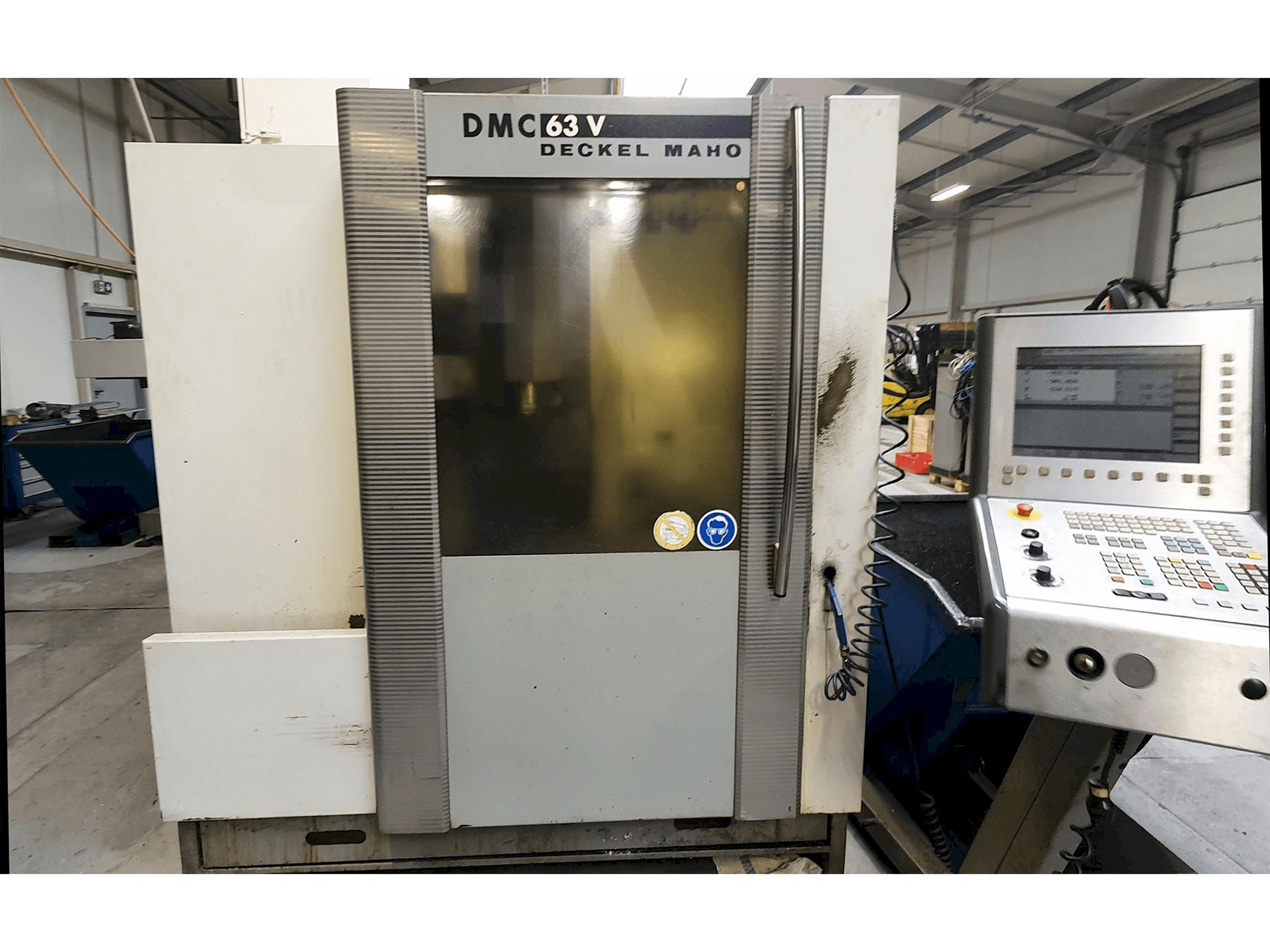Prikaz stroja DECKEL MAHO DMC 63V sprijeda