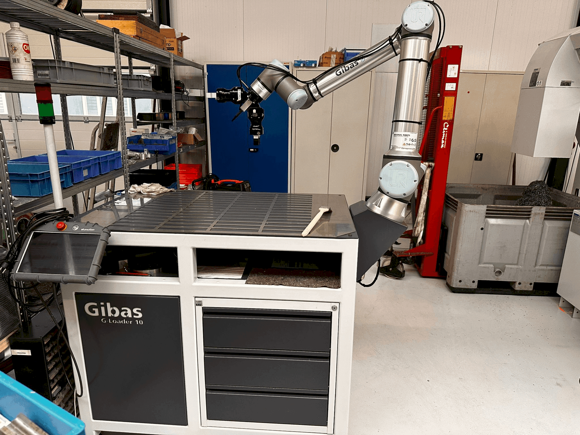 Prikaz stroja Universal Robots UR10e-Serie sprijeda
