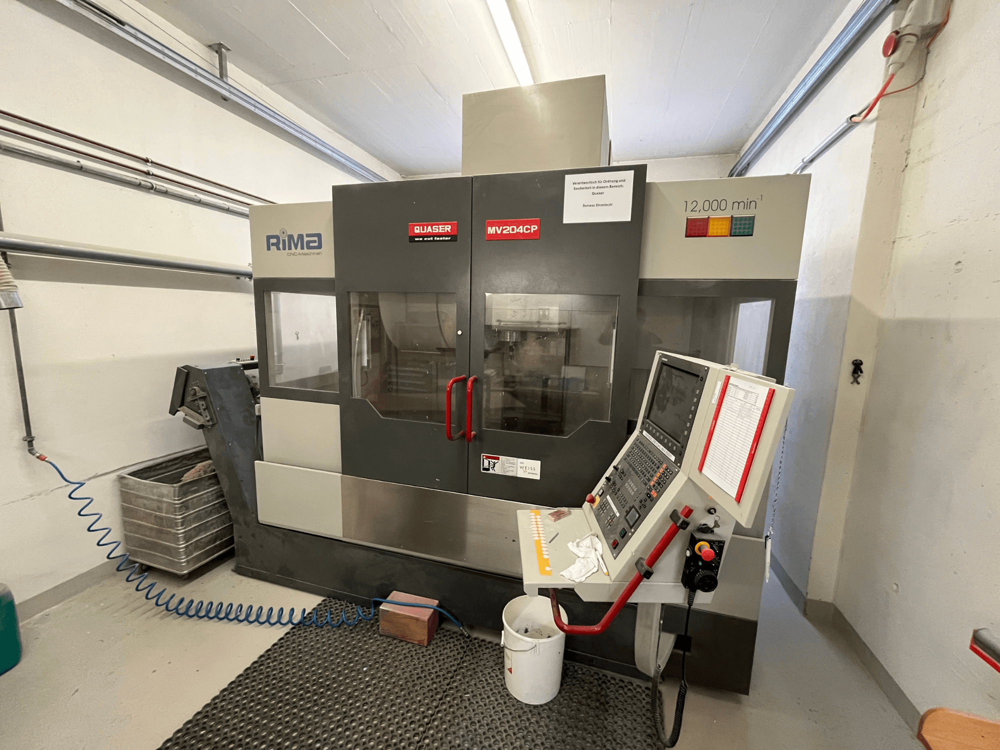 Vertikalni obradni centar Quaser MV-204 CP s prednje strane, s prikazom upravljačke ploče i operativnih detalja.