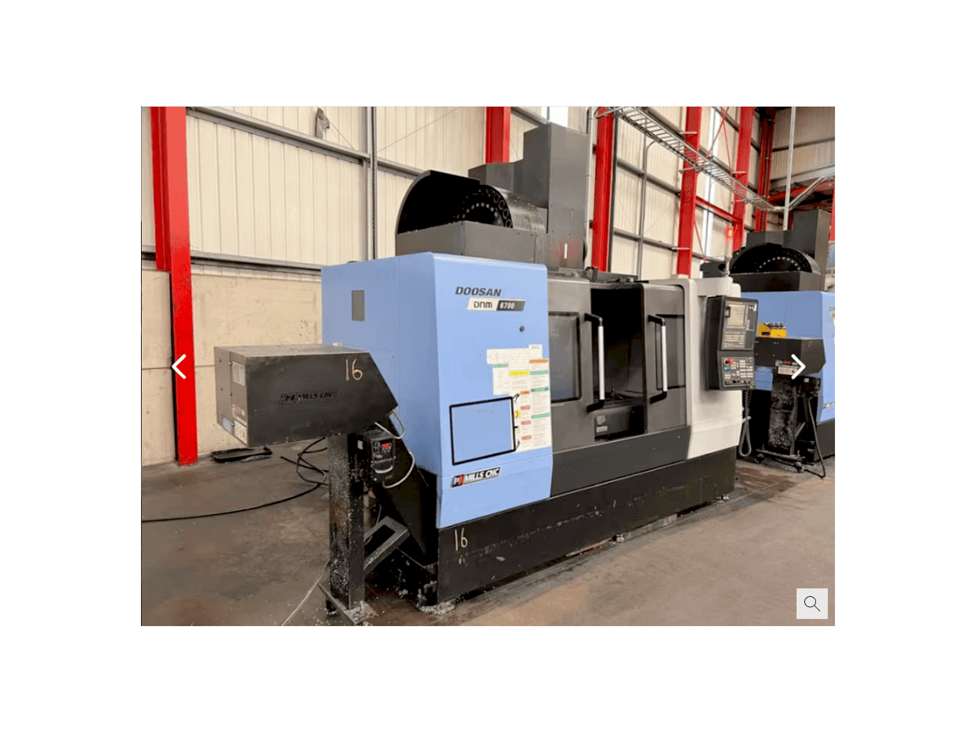 Prikaz stroja Doosan DNM 6700 sprijeda